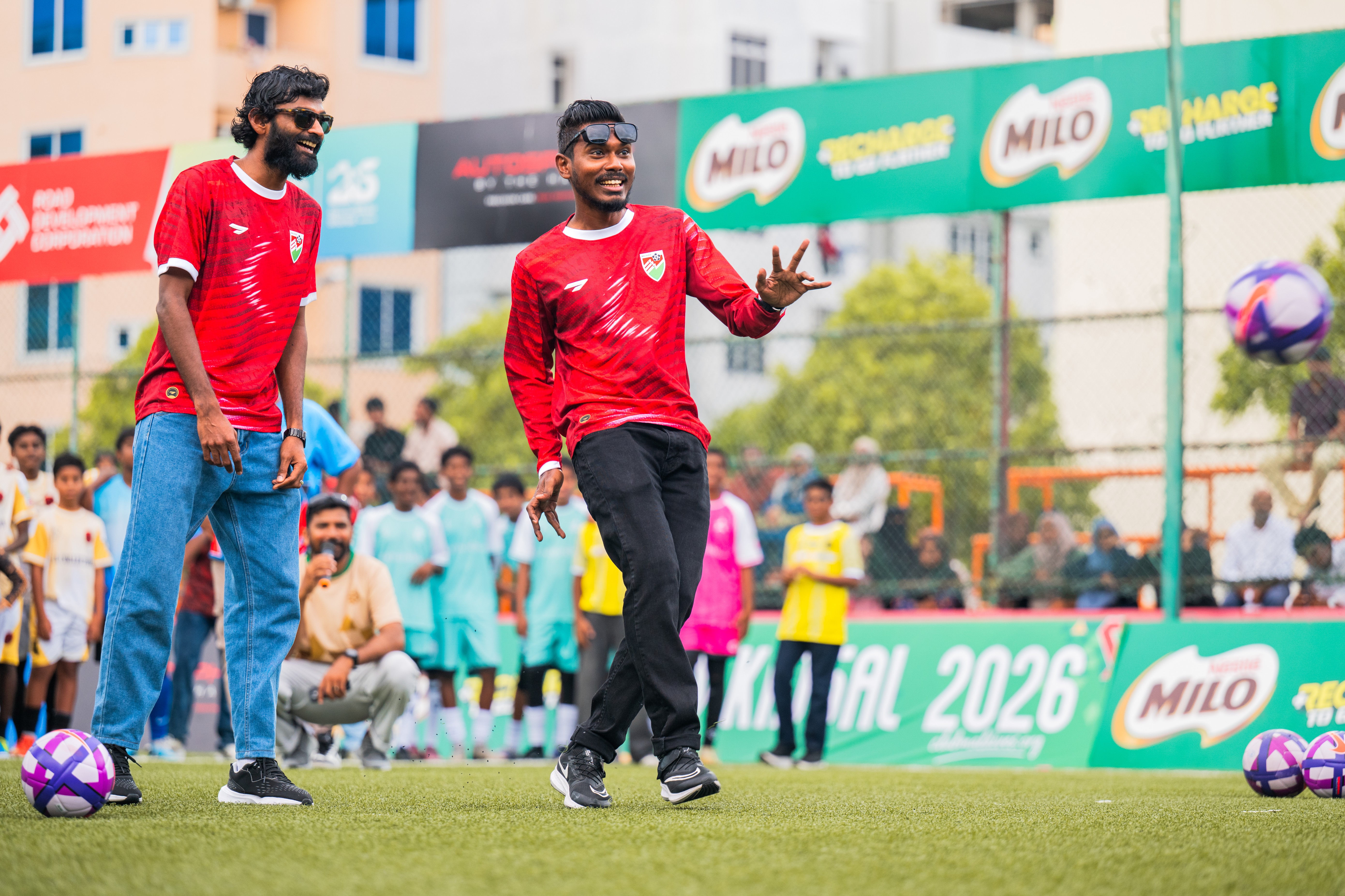 ކިޑްސަލް ހަރަކާތުގައި ގައުމީ ފުޓްސަލް ޓީމުގެ ކެޕްޓަމް އިމްރާން (އިންމި) ބޯޅަ ފޮނުވާލަނީ. ފޮޓޯ: ކްލަބް މޯލްޑިވްސް