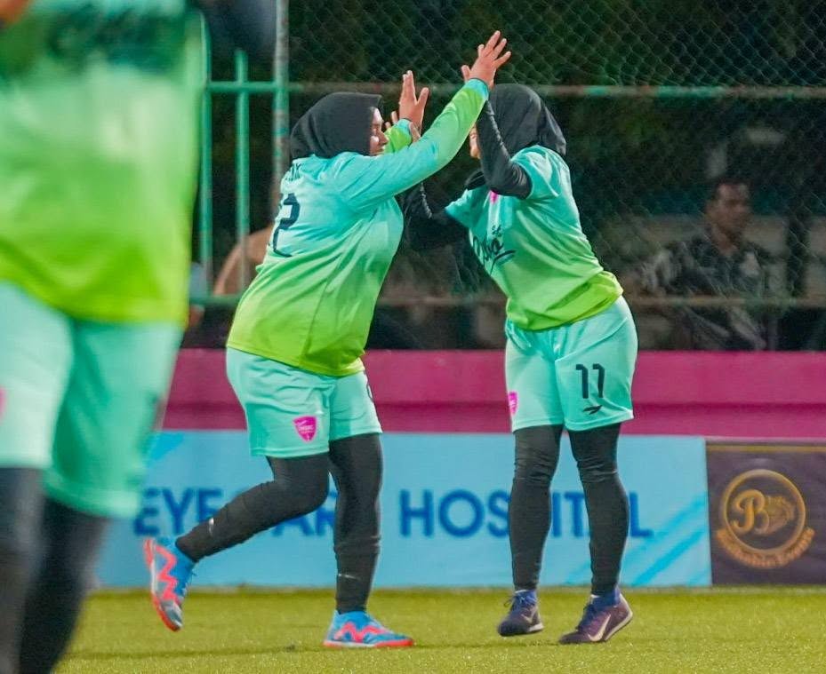 މޯލްޑިވިއަން އެއާ އެމްބިއުލާންސްގެ އަންހެން ޓީމުގެ ކުޅުންތެރިން ސެމީ ފައިނަލް މެޗުގައި ގޯލު ޖެހުމަށް ފަހު އުފާފާޅުކުރަނީ. ފޮޓޯ: ހެލްތު ކަޕް