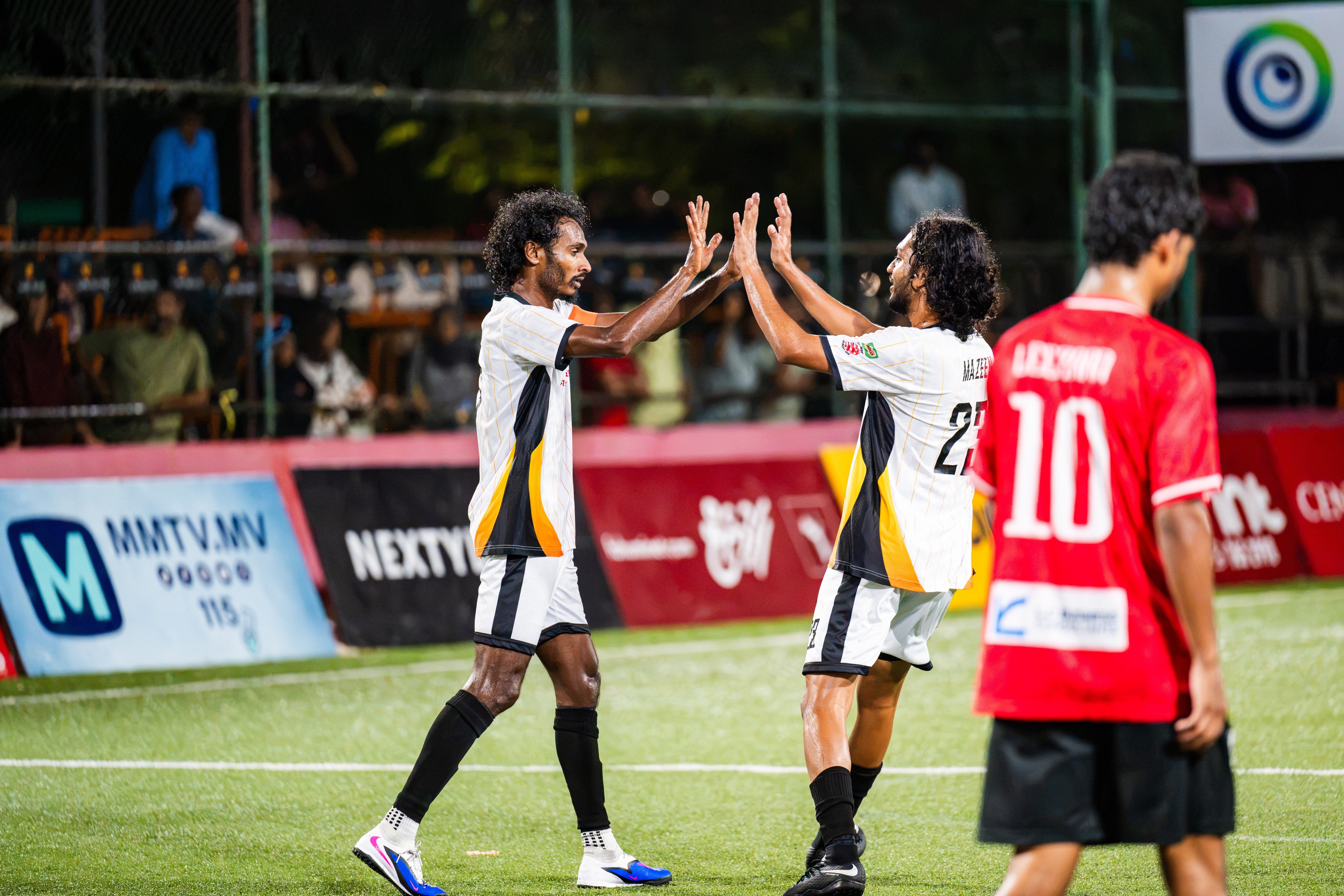 ހޯކްސްގެ ނާއިމް ގޯލު ޖެހުމަށް ފަހު އުފާފާޅުކުރަނީ. އެޓީމު ވެސް ވަނީ ފުރަތަމަ މެޗުން މޮޅުވެފަ. ފޮޓޯ: ކްލަބް މޯލްޑިވްސް