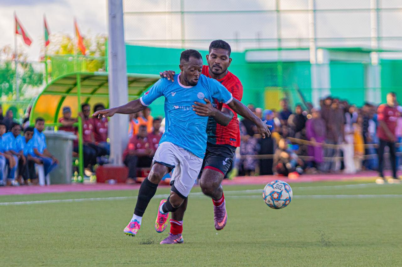 ދ. މީދޫ އާއި ފ. ނިލަންދޫ ވާދަކުރި ސެމީ ފައިނަލް މެޗުގެ ތެރެއިން. މީދޫ ވަނީ ޒޯން ބުރުން ކޮލިފައިވެފަ ފޮޓޯ: އެފްއޭއެމް