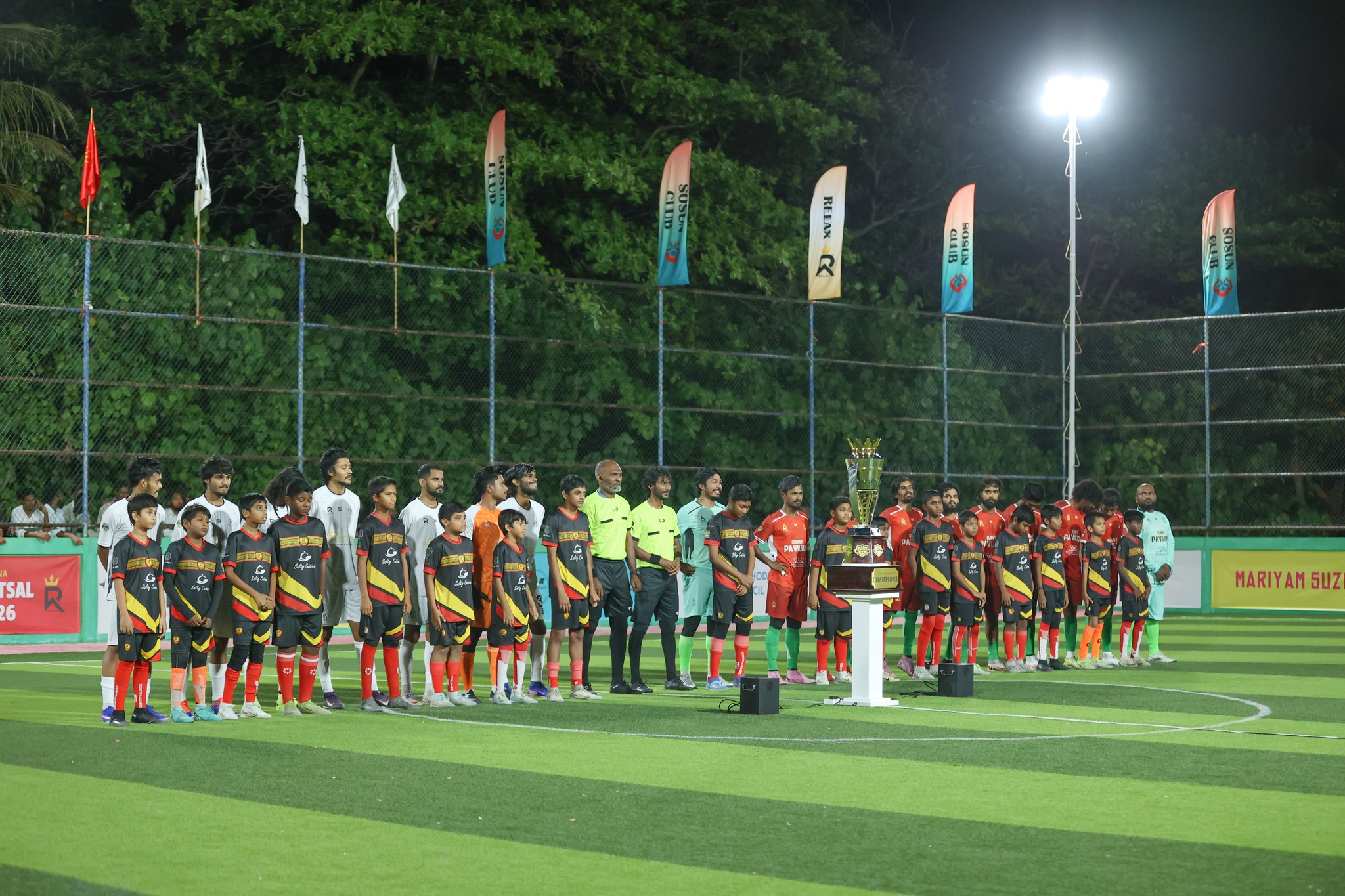 ހެލޯ ބޭބީ އާއި ޔަންގް ސްޓާ ވާދަކުރި މެޗު ފަށަން ތައްޔާރުވެގެން. މެޗުން ހަނި މޮޅެއް ހޯދީ ހެލޯ ބޭބީ. ފޮޓޯ: ރިލެކްސް ކަމަނަ ސޯސަން ފުޓްސަލް ކަޕް