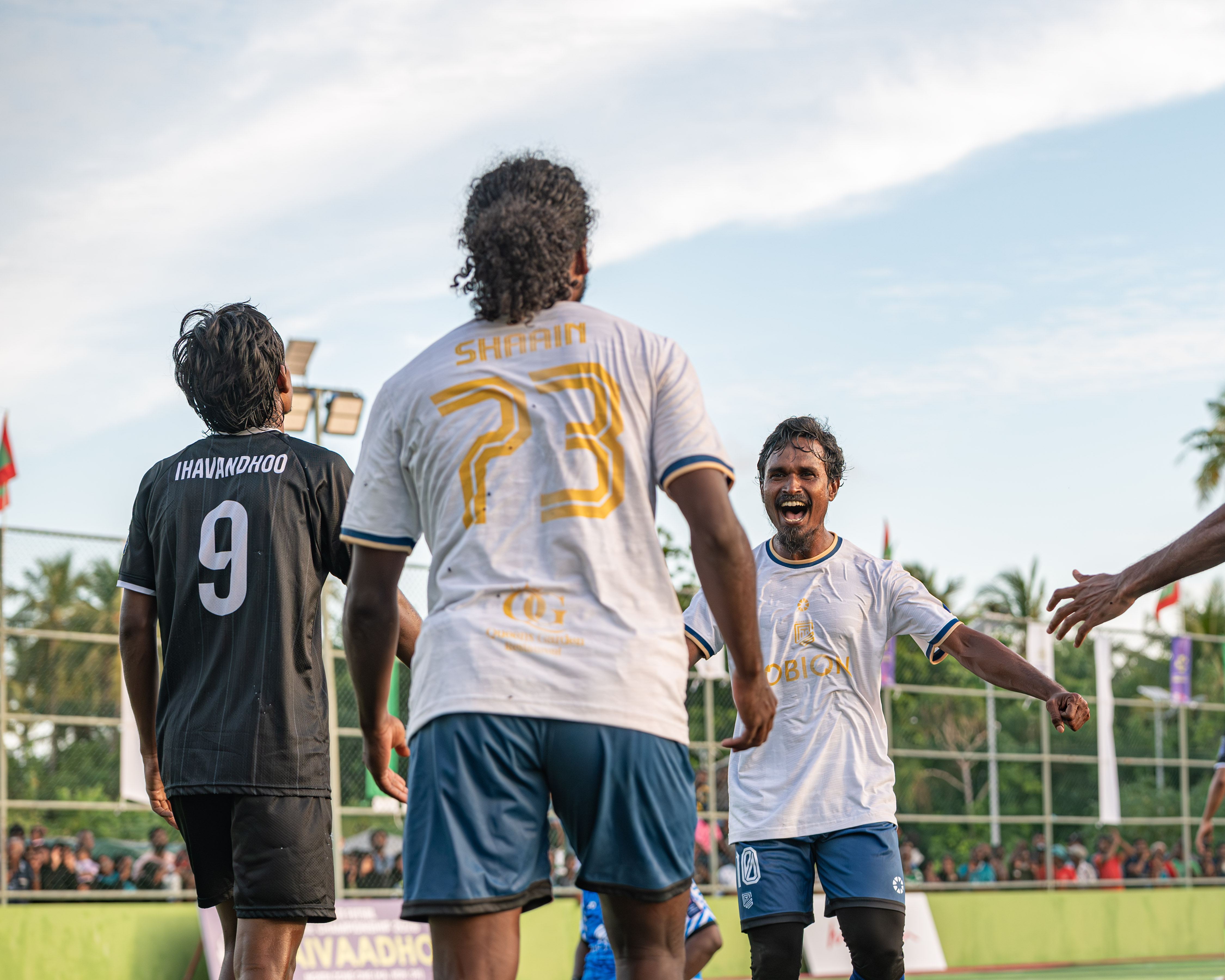 ނައިވާދޫ ކުޅުންތެރިން އިހަވަންދޫ ކޮޅަށް ގޯލު ޖެހުމަށް ފަހު އުފާފާޅުކުރަނީ. ފޮޓޯ: ކްލަބް މޯލްޑިވްސް