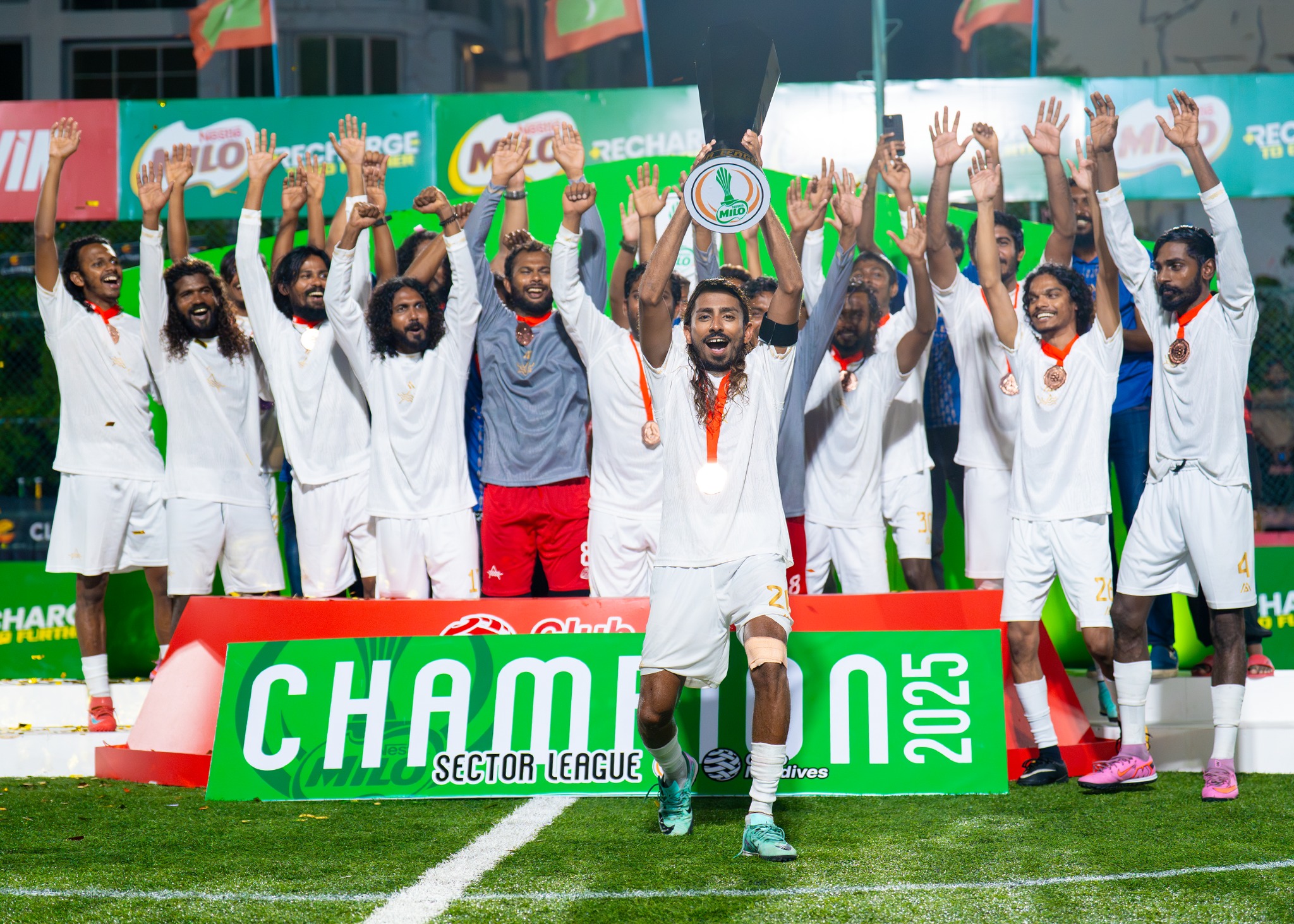 ކްލަބް މޯލްޑިވްސް އިން މިދިޔަ އަހަރު މުޅިން އަލަށް ފެށި ސެކްޓާ ލީގުގެ ތަށި މާފުށި އެރީނާ ހޮޓެލްސް އުފުލާލަނީ. ފޮޓޯ: ކްލަބް މޯލްޑިވްސް