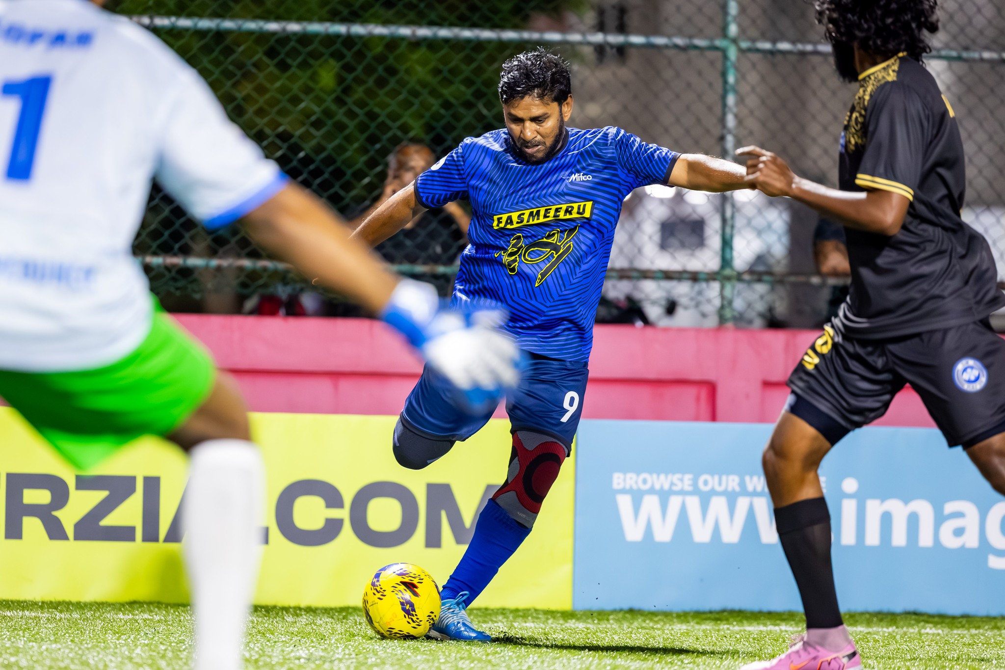 އޮފީސް ލީގުގައި ރޭ މިފްކޯ މޮޅުވި މެޗުގެ ތެރެއިން. ފޮޓޯ: އިމޭޖަސް.އެމްވީ