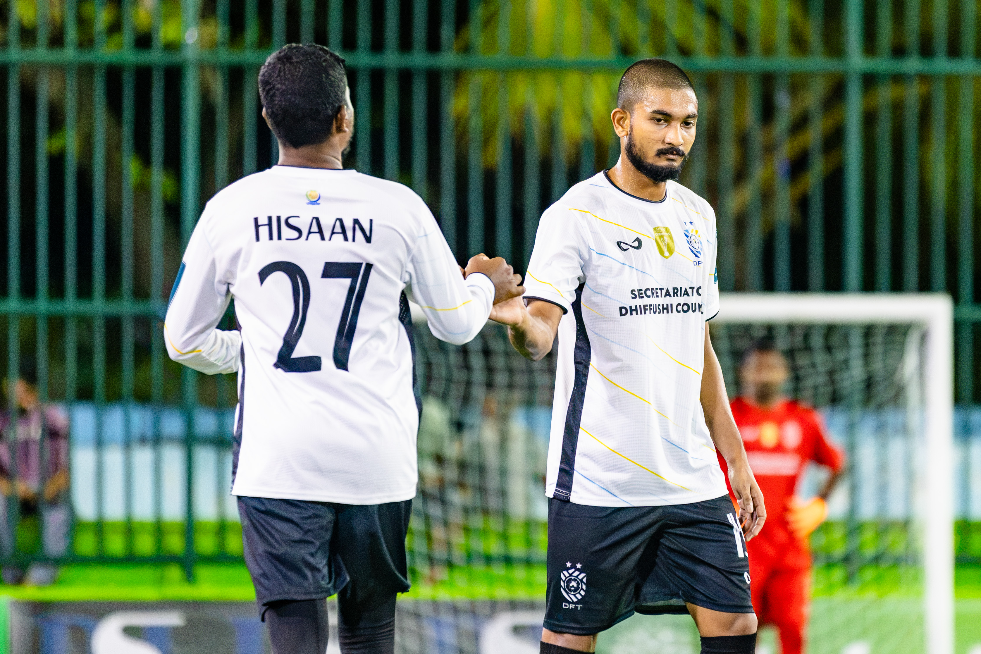 ދިއްފުށިން ހޯދި ބޮޑު މޮޅުގައި އެޓީމު ކުޅުންތެރިން ގޯލު ޖެހުމަށް ފަހު. ސެމީގެ ފުރުސަތު އެޓީމަށް އޮތީ ވަރަށް ބޮޑަށް ހަނިވެފަ. ފޮޓޯ: މިޔަޓް