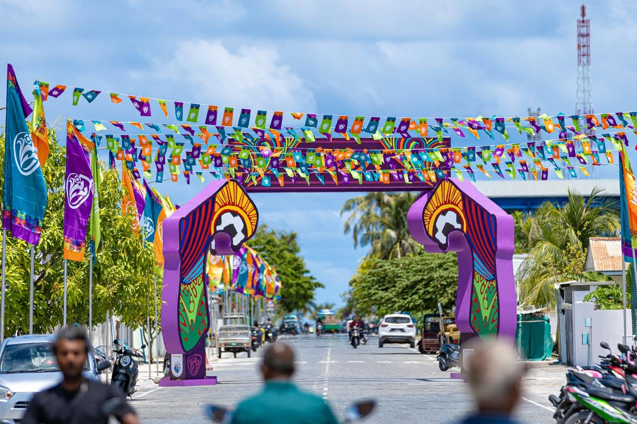 ނިއު ރޭޑިއަންޓާ ދެކޮޅަށް ކުޅުނު ތާރީހީ މެޗަށް ދިއްދޫ ޒީނަތްތެރިކޮށްފައި. ތައްޔާރީތަކާއި މޮޅު ކުޅުމާ އެކު ދިއްދޫ ވަނީ ދިވެހި ފުޓްބޯޅައިގެ ފޯރި ހިއްލާލާފައި. ފޮޓޯ: އެފްއޭއެމް
