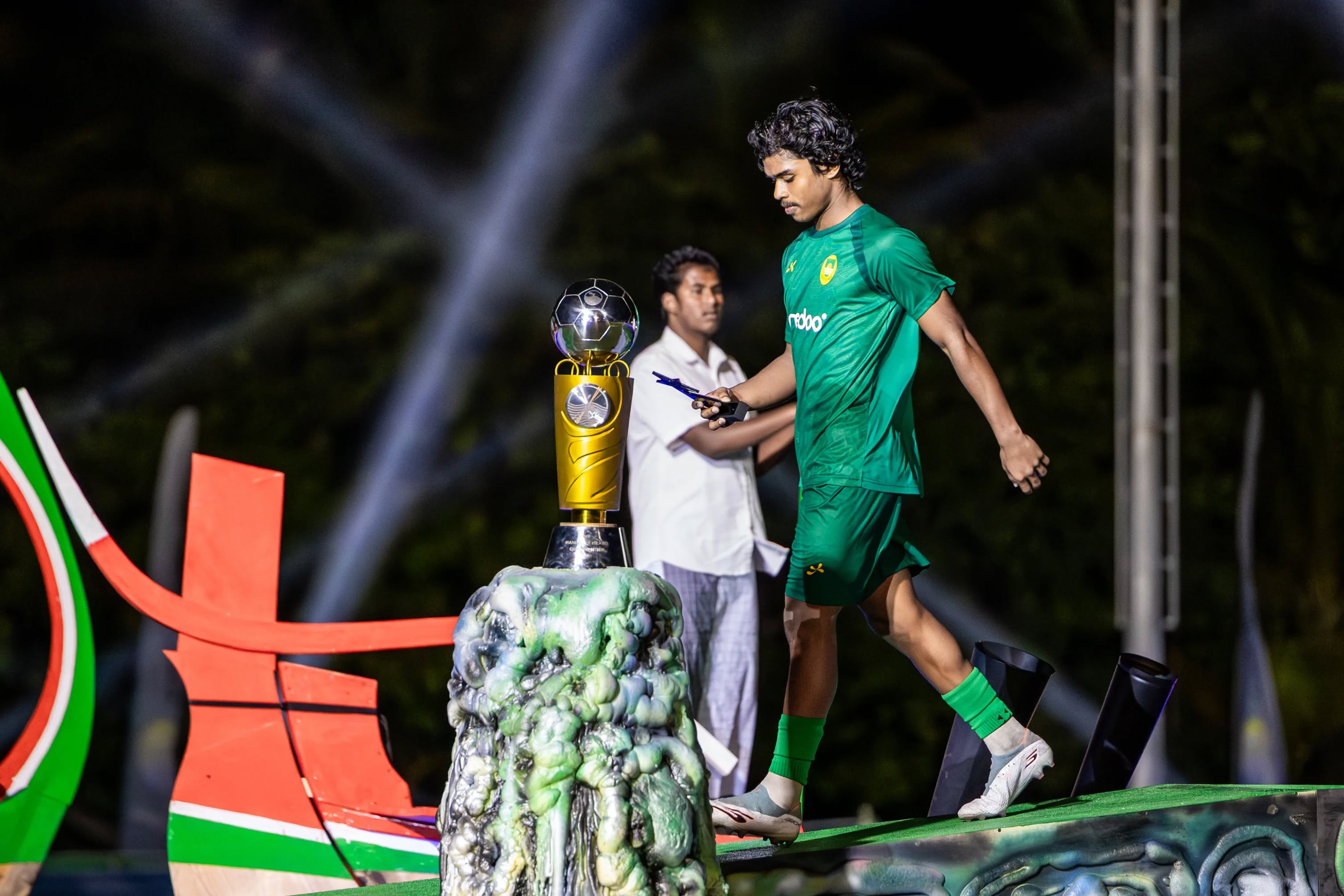 މުބާރާތް ނިންމުމުގެ ރަސްމިއްޔާތުގެ ތެރެއިން. ރަސްމިއްޔާތުތައް ފެނުނީ މީގެކުރިން ރާއްޖޭގައި ނުބާއްވާ ފެންވަރަކަށް. ފޮޓޯ: މެންގްރޫވް ޗެމްޕިއަންޝިޕް