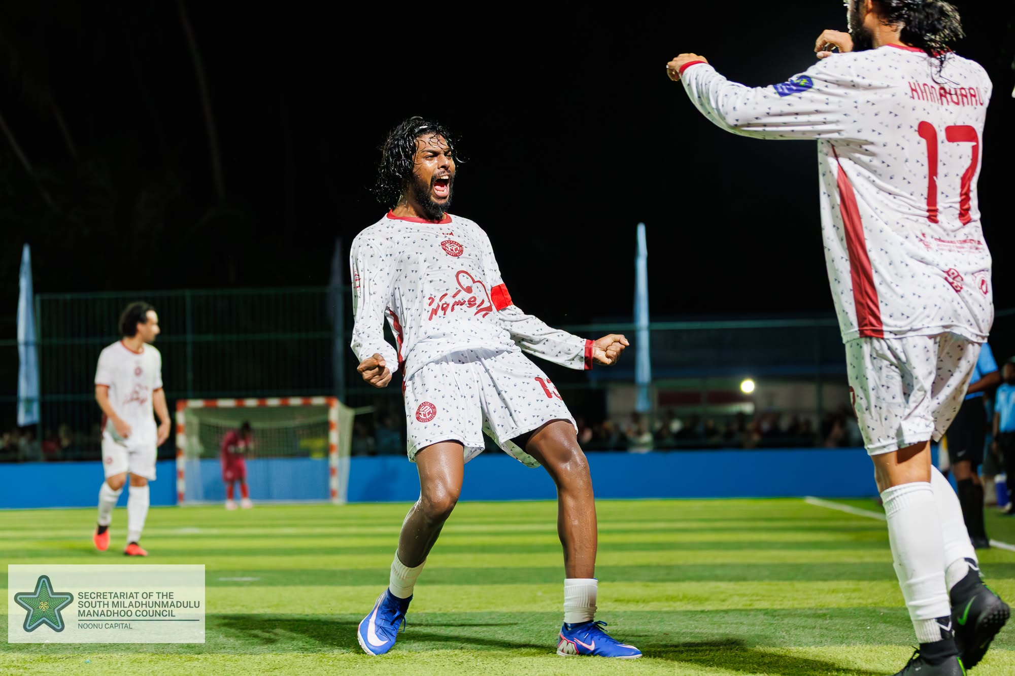 ހިންނަވަރު ކުޅުންތެރިން އުފާފާޅުކުރަނީ. ސެމީ ފައިނަލްގެ ޖާގަ ހޯދީ މޮޅުވާން މަޖުބޫރު މެޗުގައި ތުޅާދޫ ބަލިކޮށްގެން. ފޮޓޯ: މަނަދޫ ކައުންސިލް
