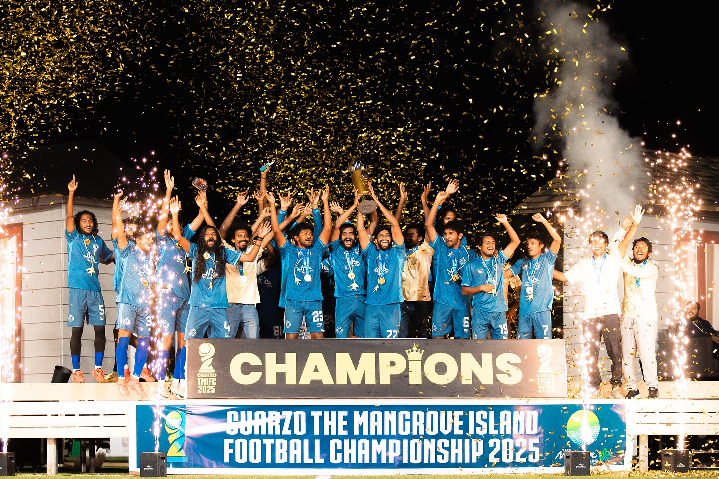 ކެނދިކުޅުދޫގެ ވިންޑް ވޮރިއާސް އިން މިދިޔަ އަހަރުގެ ޗެމްޕިއަންކަން ހޯދުން. މިއަހަރު މުޅި ރަށް ނުކުންނަނީ އެއް ޓީމެއްގެ ގޮތުގައި. ފޮޓޯ: ދި މެންގްރޫވް ޗެމްޕިއަންޝިޕް