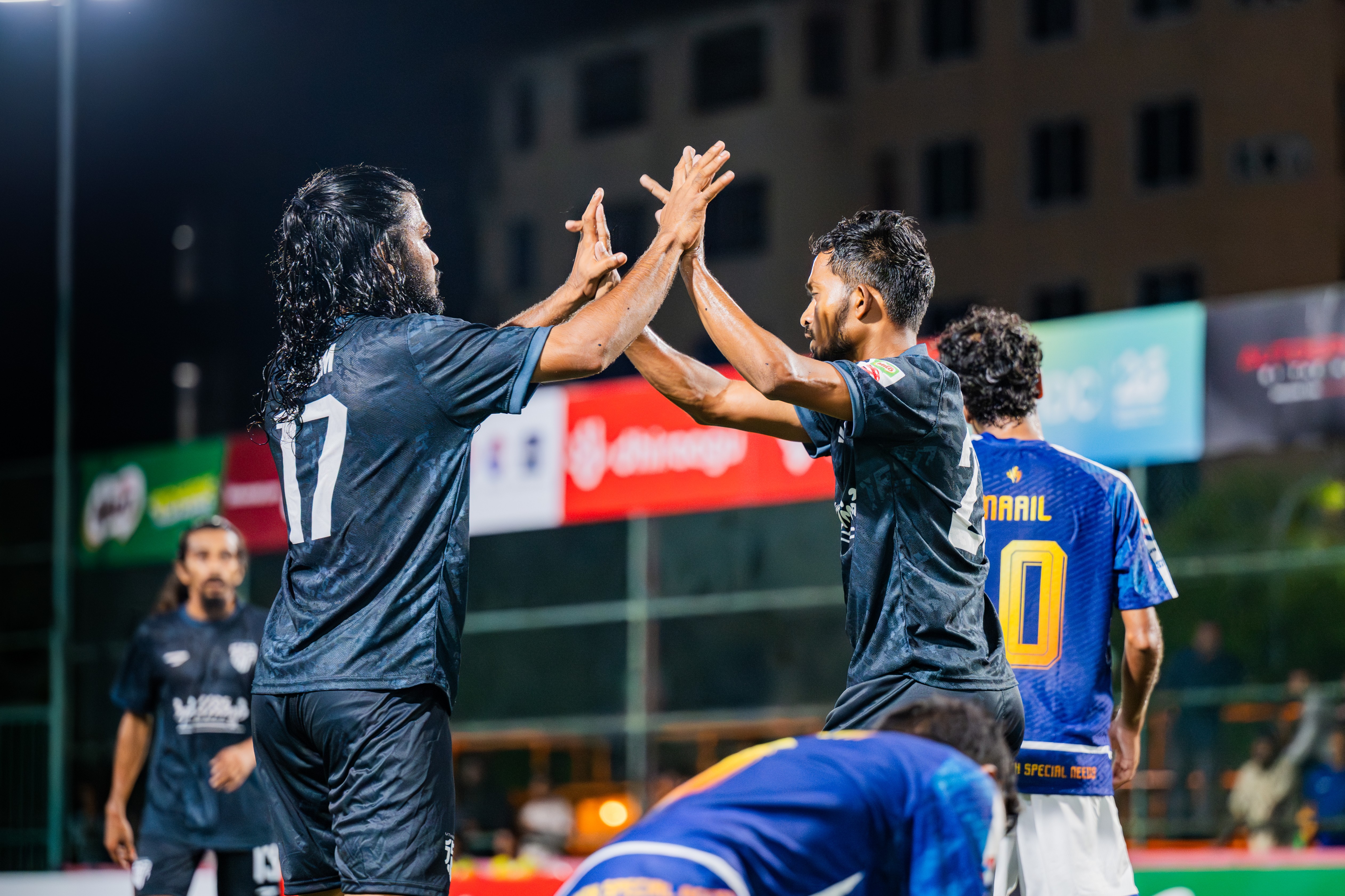 އުތީމު ކުޅުންތެރިން ގޯލު ޖެހުމަށް ފަހު އުފާފާޅުކުރަނީ. އެޓީމުން މިރޭ ހޯދީ މުހިންމު މޮޅެއް. ފޮޓޯ: ކްލަބް މޯލްޑިވްސް