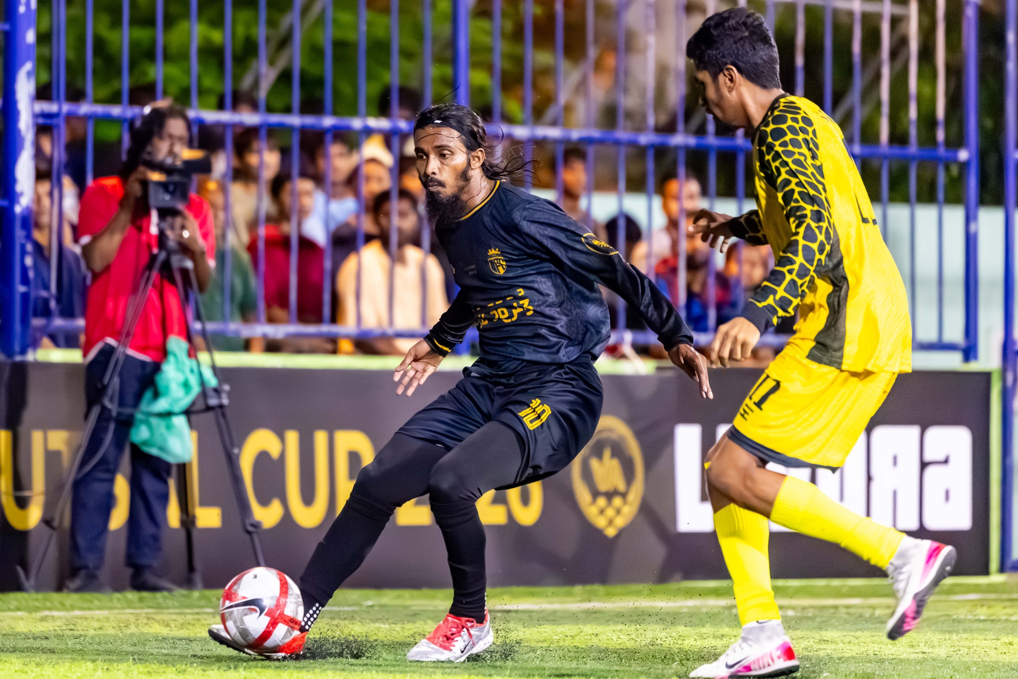 މުރިނގު ޓީމުގެ މުޑާ ބޯޅަ ހިފައިގެން. މުޑާ އަކީ އޭދަފުށީގައި ފާހަގަކޮށްލެވޭ ފުޓްސަލް ކުޅުންތެރިއެއް. ފޮޓޯ: އޭދަފުށި ކައުންސިލް