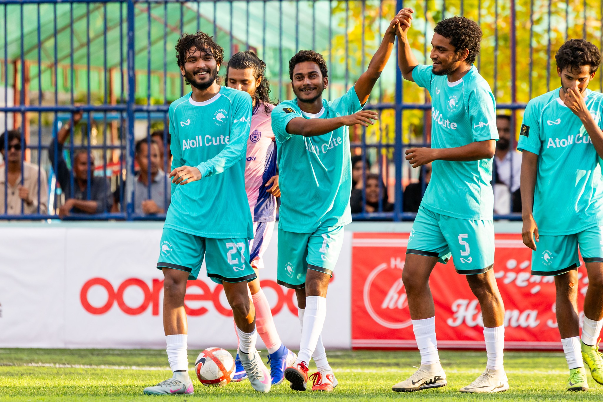 އޯލް ވުލްވްސް އިން ހޯދި ބޮޑު މޮޅުގައި އެޓީމު ކުޅުންތެރިން އުފާފާޅުކުރަނީ. ފޮޓޯ: އޭދަފުށި ކައުންސިލް