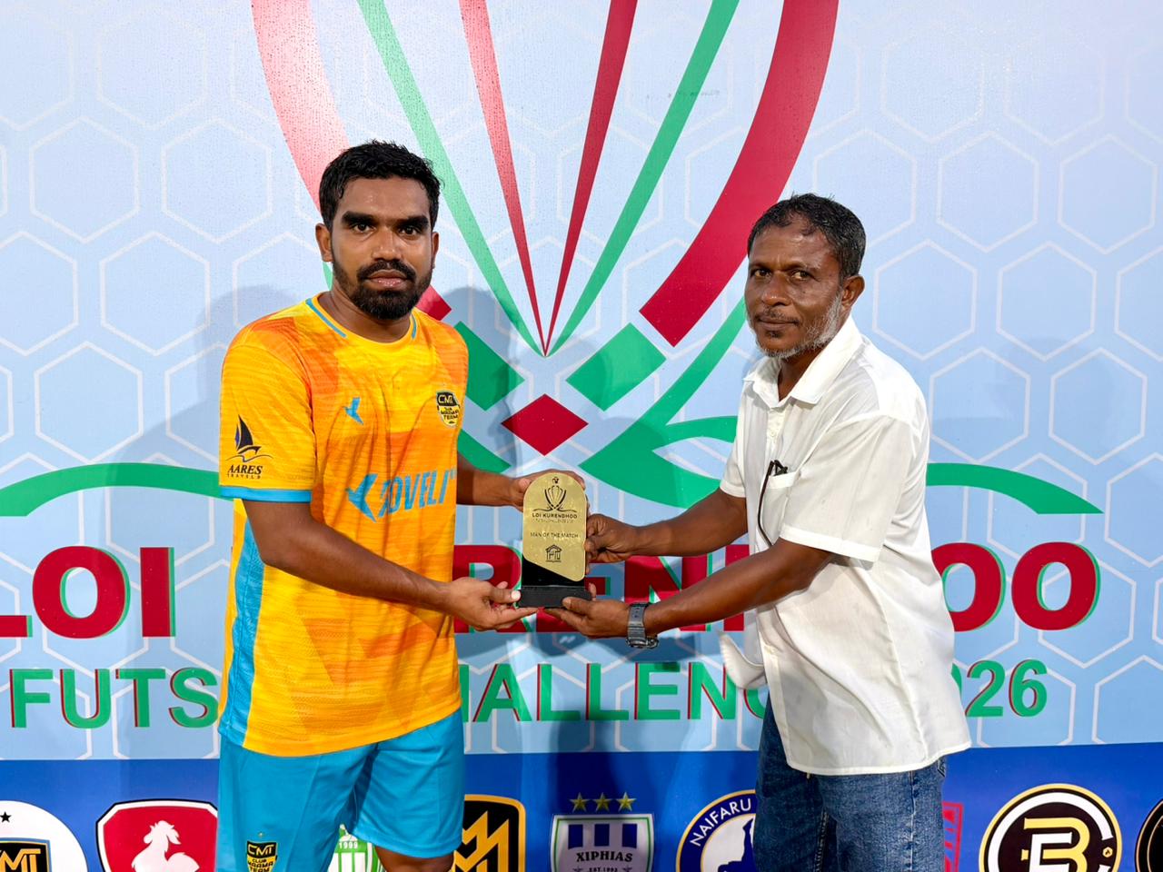 ކްލަބް މާމަ ޓީމުގެ މަޝްހޫރު ފުޓްސަލް ތަރި ހުޒޭ މޮޅު ކުޅުންތެރިޔާގެ މަގާމް ހޯދުން. ފޮޓޯ: ކުރެންދޫ ކައުންސިލް