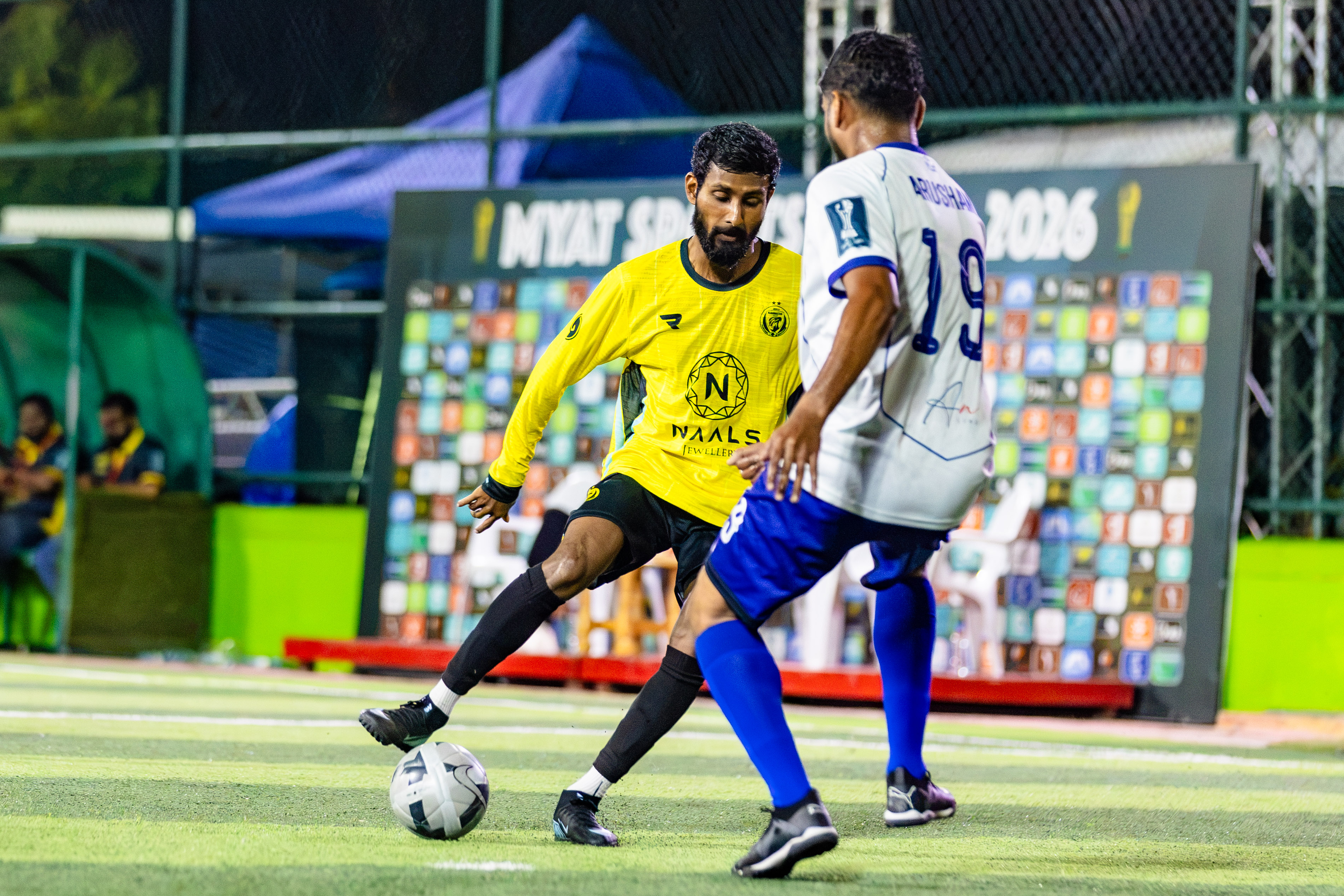 ކަންމަތި ޓީމަށް ހަތަރު ގޯލު ކާމިޔާބުކޮށްދިން ބައްކު ބޯޅަ ހިފައިގެން. ފޮޓޯ: މިޔަޓް