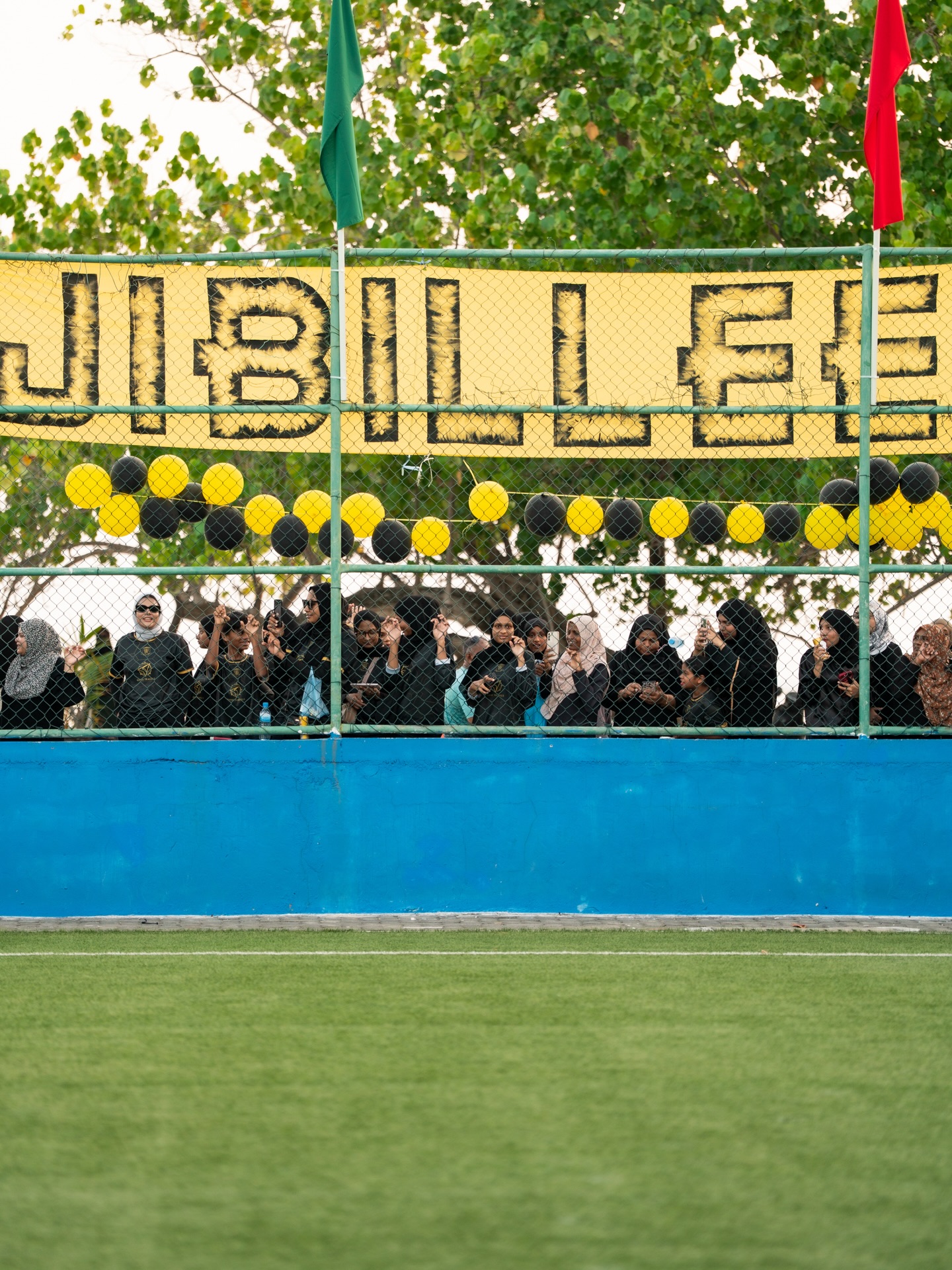 ޖިބިއްލީގެ ސަޕޯޓަރުން އެރަށު މުބާރާތުގައި ޓީމަށް ތަރުހީބު ދެނީ. ޖިބިއްލީ އަކީ އަތޮޅުތެރޭގެ މަޝްހޫރު ނަމެއް. ފޮޓޯ: ޖިބިއްލީ ސްޕޯޓްސް