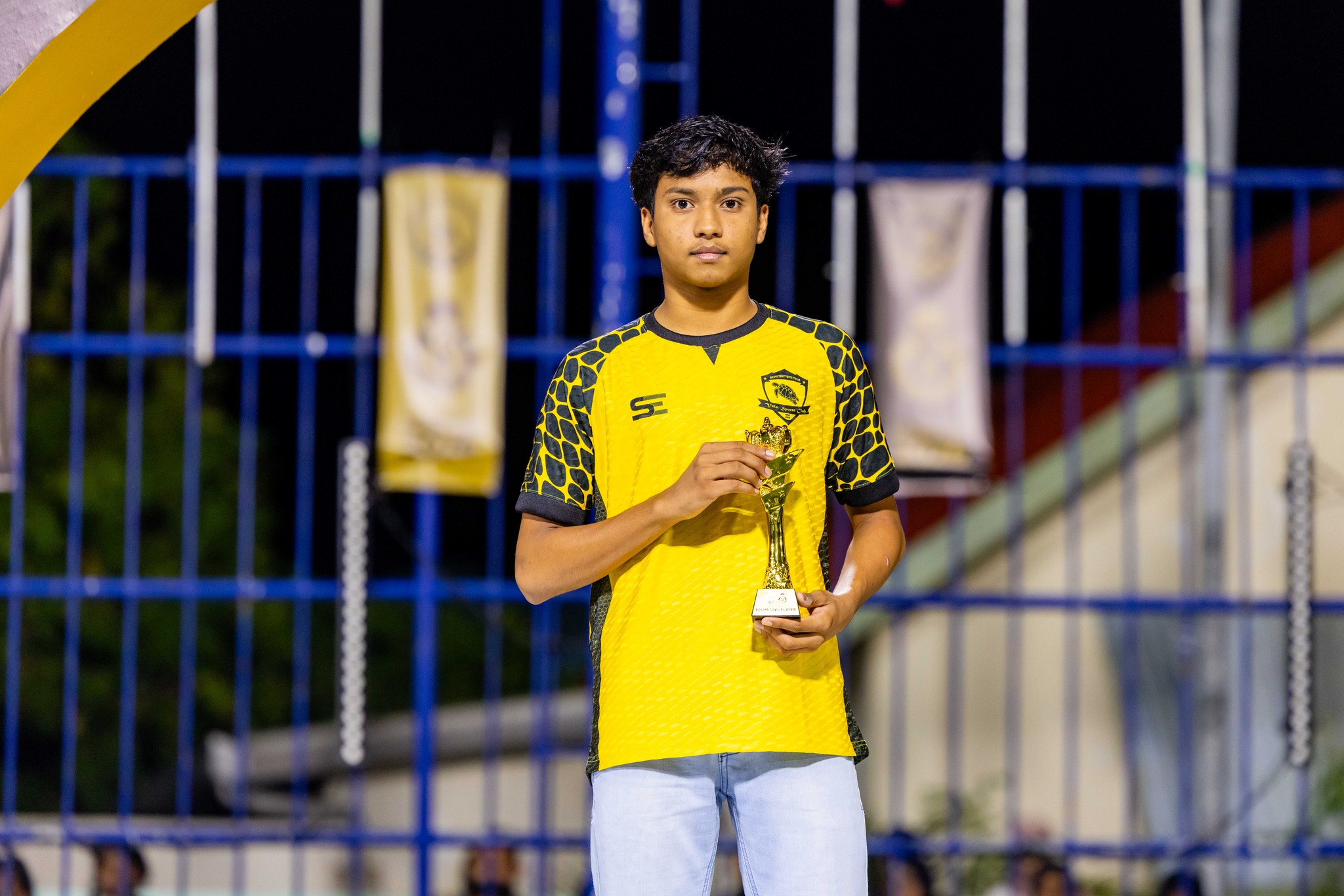 އެންމެ މޮޅު ޒުވާން ކުޅުންތެރިޔާގެ މަގާމް ހޯދި އަޒްދާން. ފޮޓޯ: އޭދަފުށި ކައުންސިލް