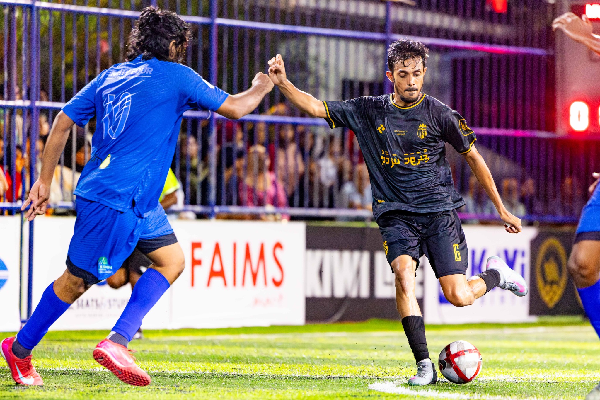 މުރިނގު ޓީމު ސެމީ ފައިނަލް މެޗުގައި ވާދަކުރަނީ. މުބާރާތުން ކެޓީ ޕެނަލްޓީގައި ބަލިވުމުން. ފޮޓޯ: އޭދަފުށި ކައުންސިލް