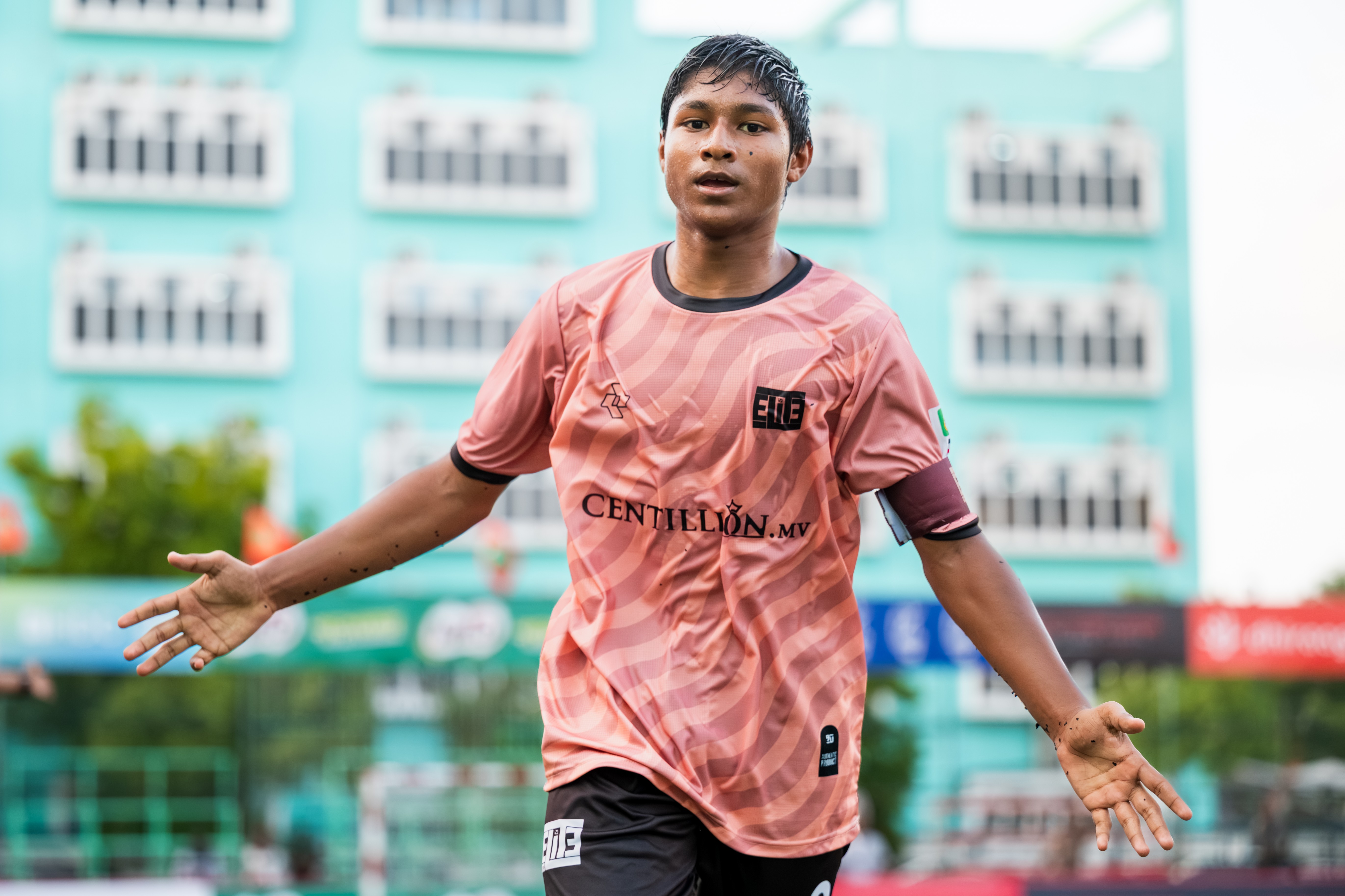 އެލީޓް އެކެޑަމީން ހޯދި ބޮޑު މޮޅުގައި ގޯލު ޖެހުމަށް ފަހު އުފާފާޅުކުރަނީ. ފޮޓޯ: ކްލަބް މޯލްޑިވްސް