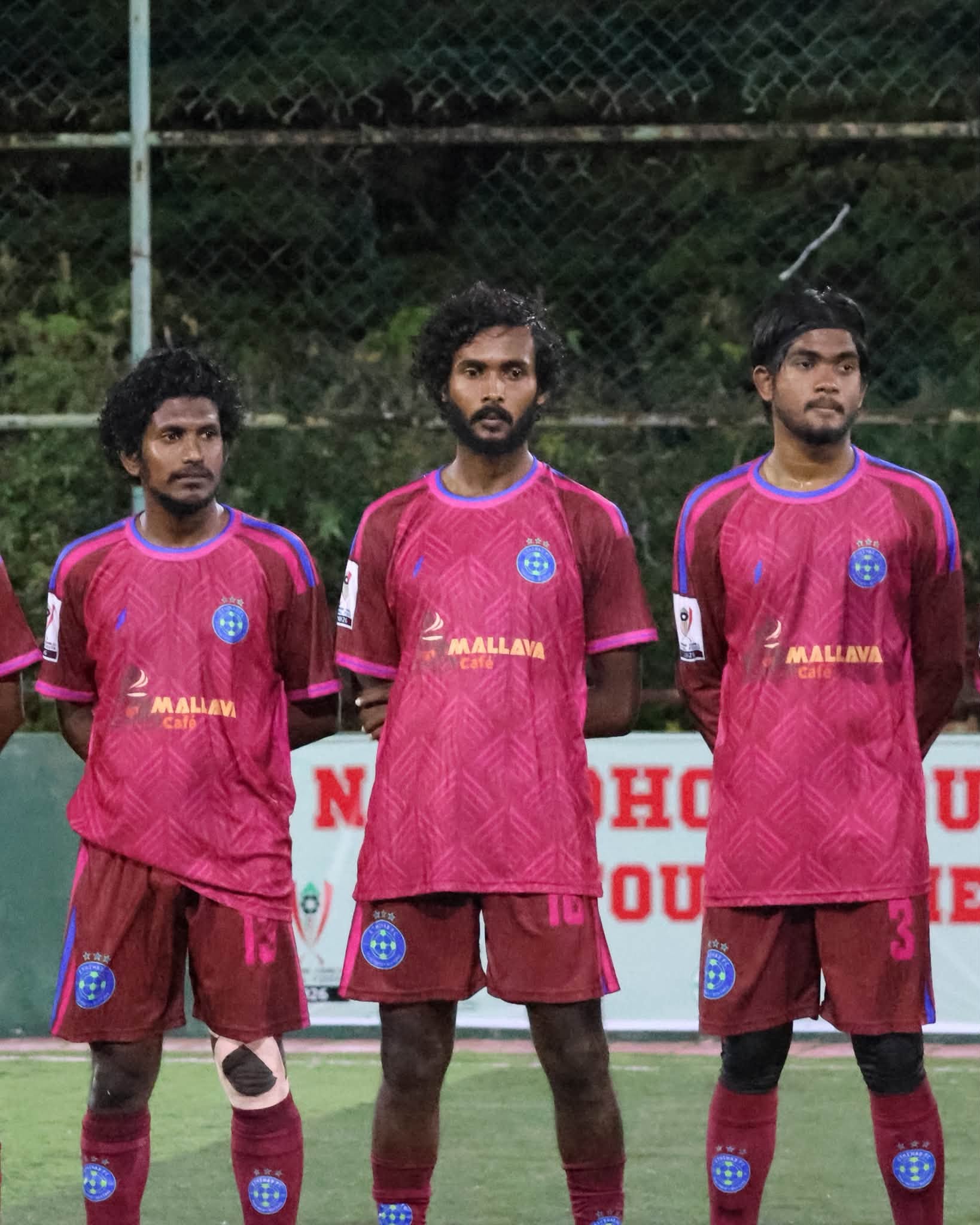 ލީގު ބުރުގައި ލެއިޓް ވުލްފްއާ ދެކޮޅަށް ކުޅުނު މެޗުގައި އިއްތިހާދު އެފްސީގެ ބައެއް ކުޅުންތެރިން. ސެމީގައި ދެޓީމުގެ ވާދަވެރިކަން މިރޭ ފެންނާނެ. ފޮޓޯ: ނަރުދޫ ކައުންސިލް