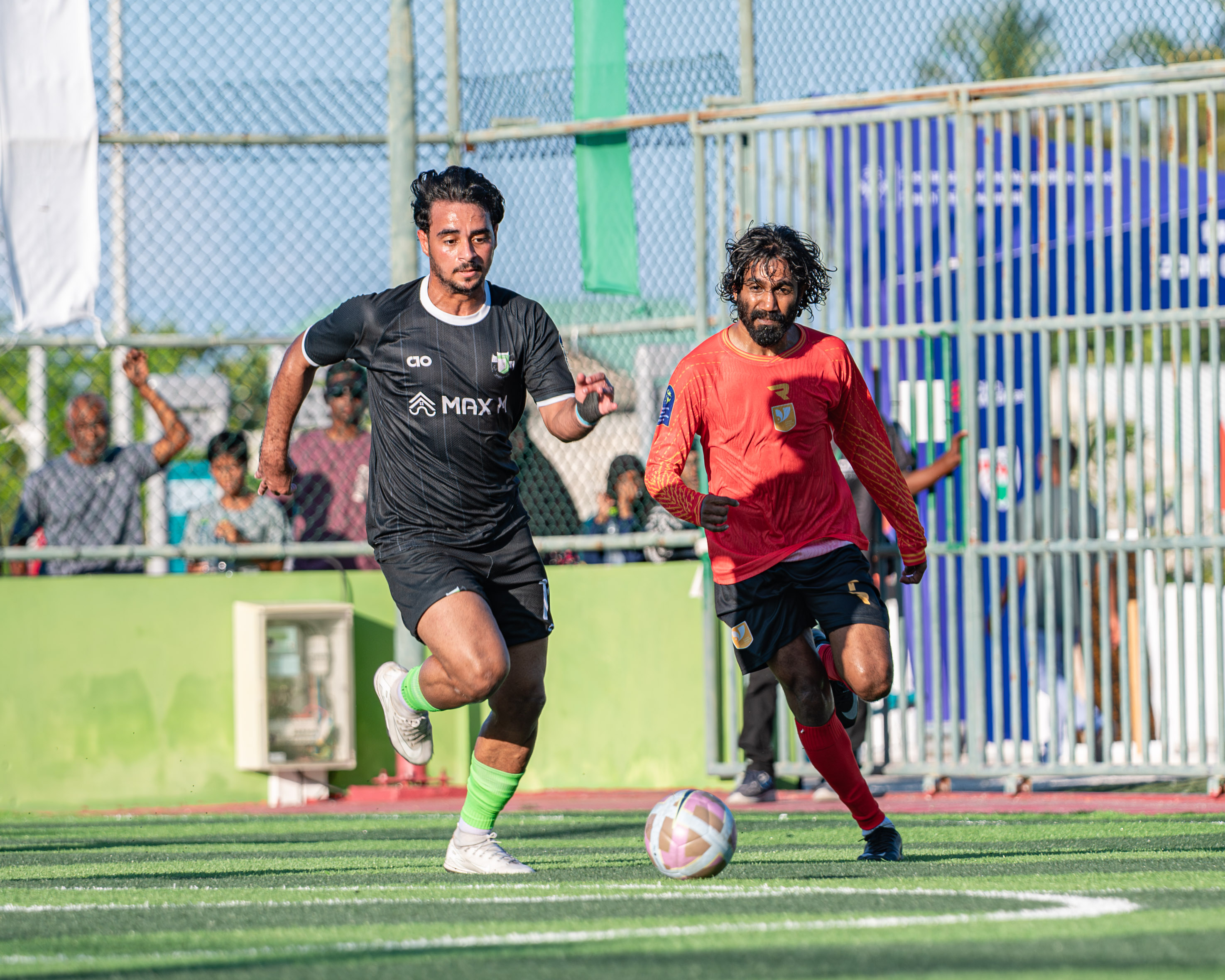 ކަނޑިތީމާއި އިހަވަންދޫ ވާދަކުރި މެޗުގެ ތެރެއިން. އިހަވަންދޫ ފައިނަލުގެ ޖާގަ ކަށަވަރުކުރީ ފަހު ފަސް މިނެޓުގައި ދެ ގޯލު ޖަހައިގެން. ފޮޓޯ: ކްލަބް މޯލްޑިވްސް