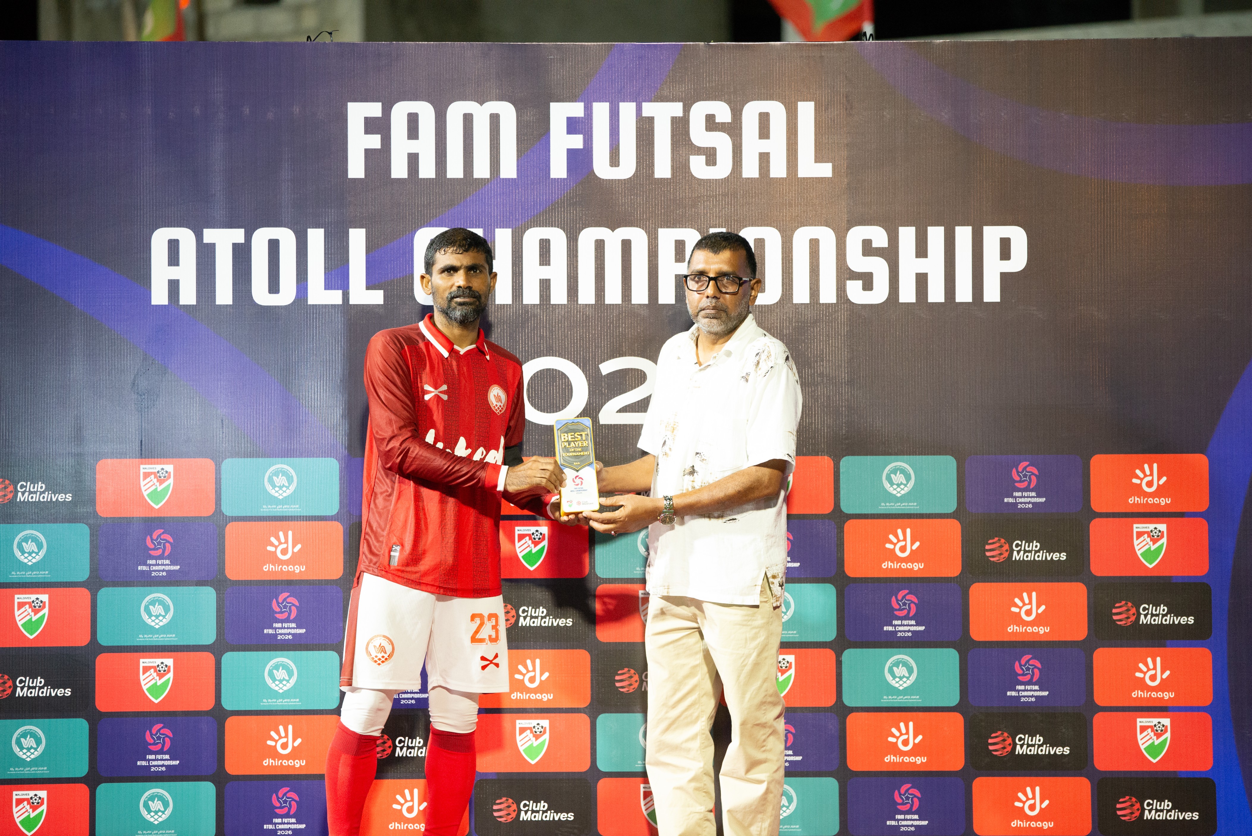 ބ. އަތޮޅު ފުޓްސަލްގެ އެންމެ މޮޅު ކުޅުންތެރިޔާގެ މަގާމާ ސައްޓު ހަވާލުވަނީ. ފޮޓޯ: ކްލަބް މޯލްޑިވްސް