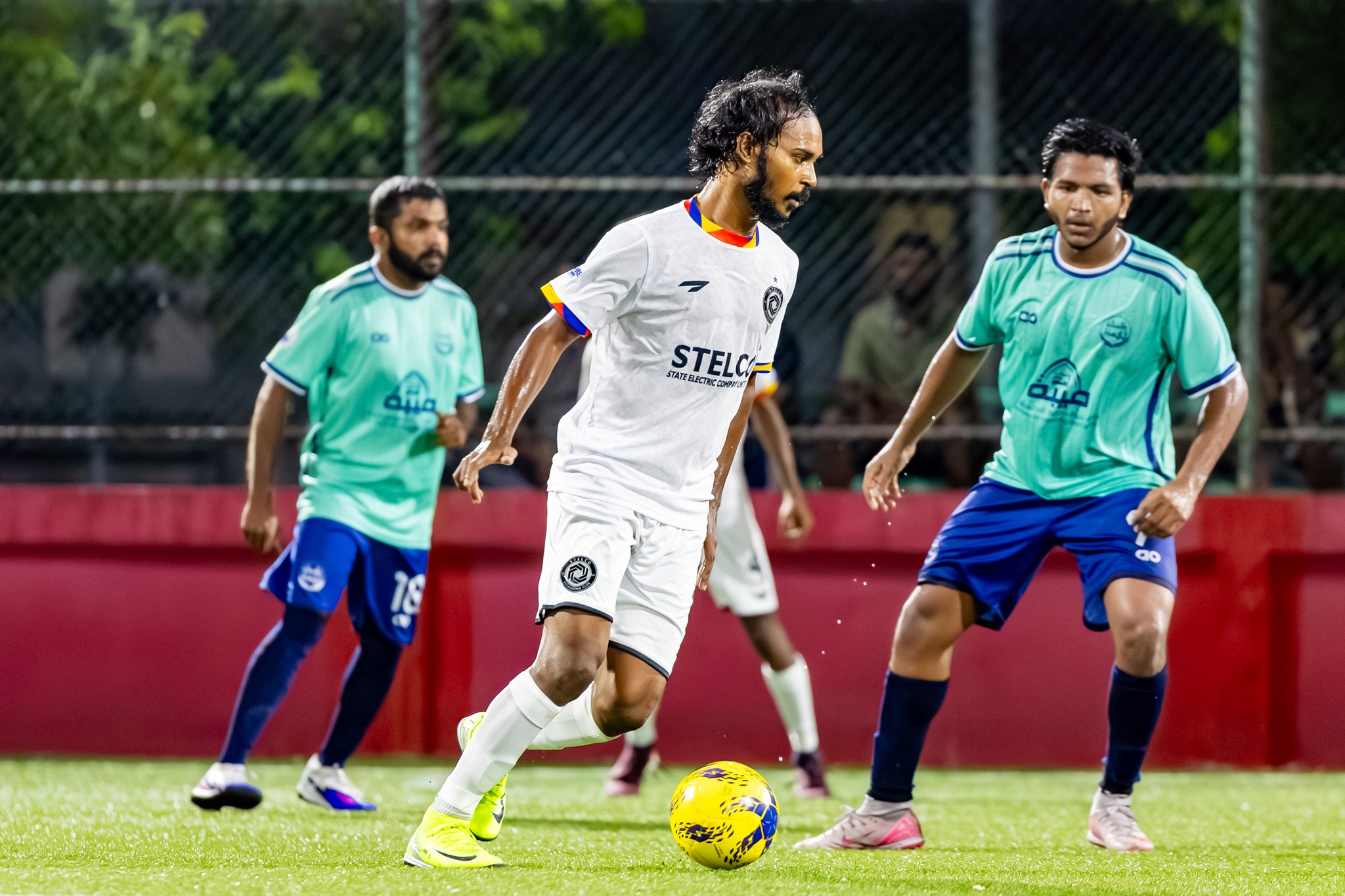 ސްޓެލްކޯގެ މުއާޒް ރޭގެ މެޗުގައި ބޯޅަ ހިފައިގެން. އެޓީމުން ރޭ ވެސް ހޯދީ ތަފާތު ބޮޑު މޮޅެއް. ފޮޓޯ: އިމޭޖަސް.އެމްވީ