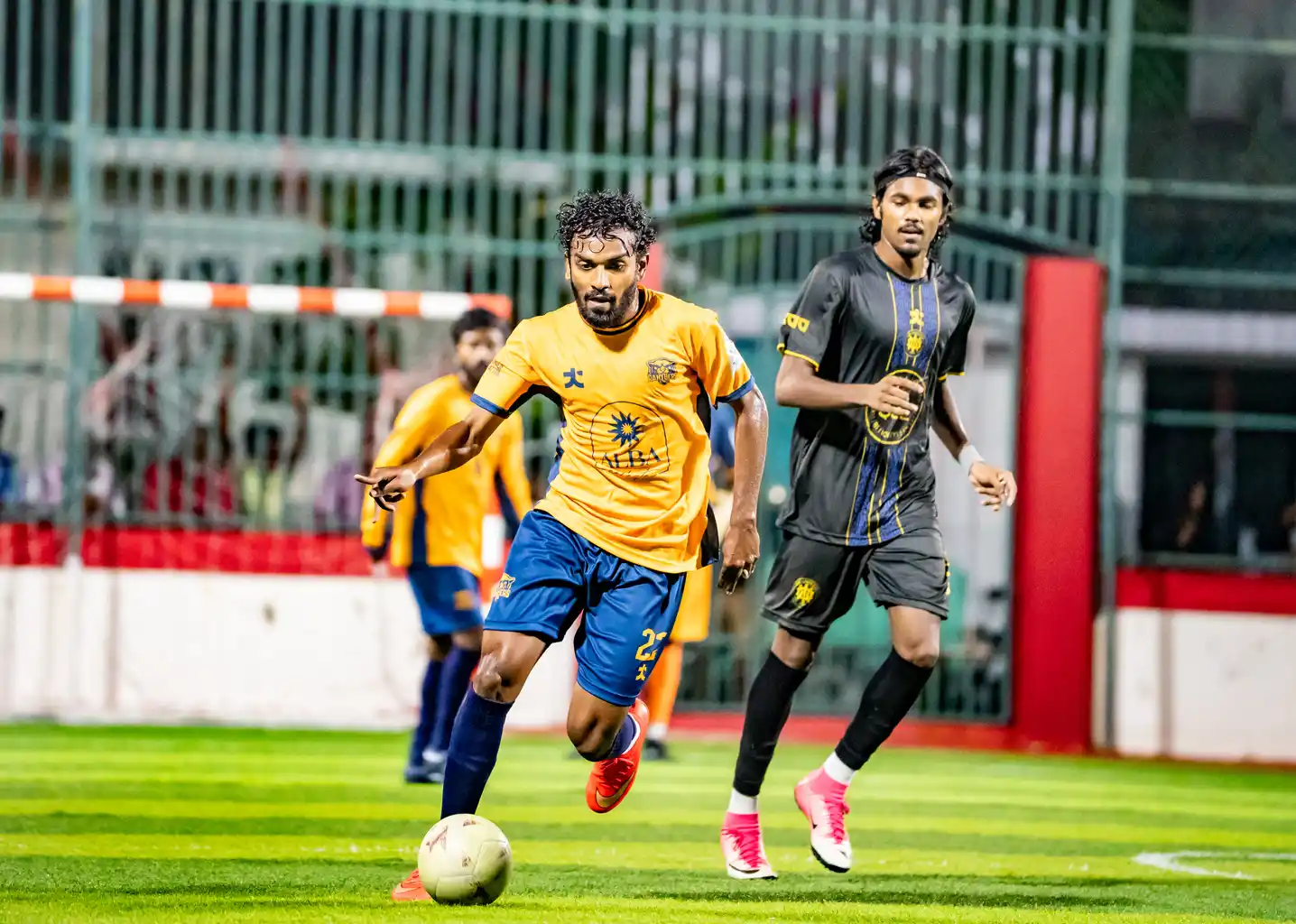 އޯކޭ ޔުނައިޓެޑާއި ޕެންތާސް ވާދަކޮށް އެއްވަރުވި މެޗުގެ ތެރެއިން. މި ދެޓީމު ވެސް ސެމީ ފައިނަލަށް ހޮވުނު. ފޮޓޯ: ގާފަރު ކައުންސިލް