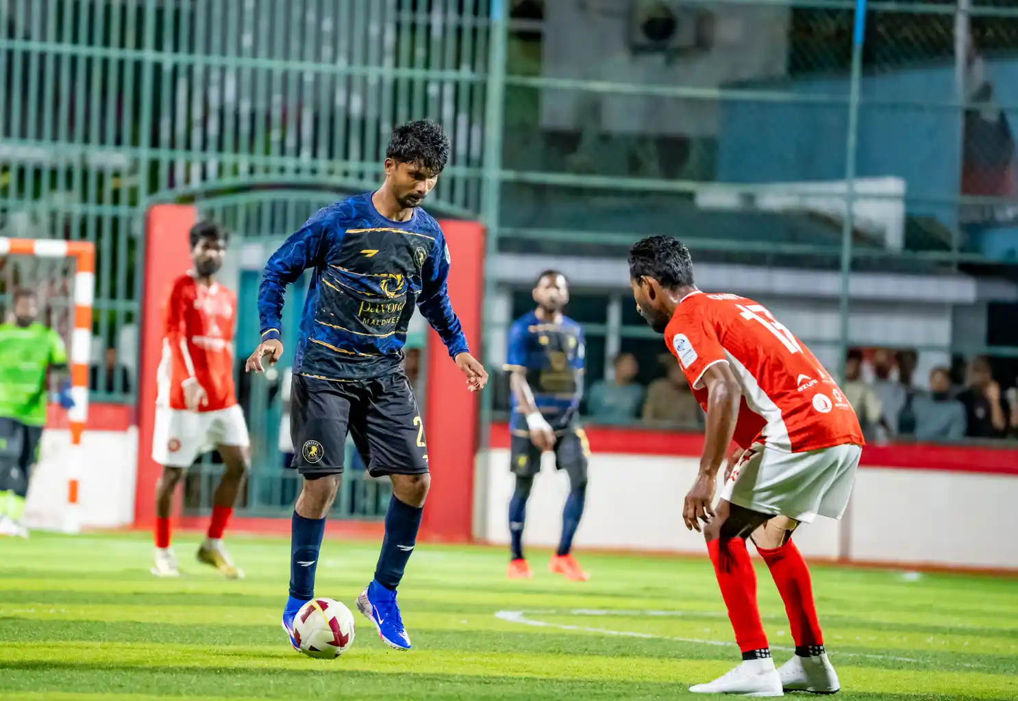 ގްރޫޕް އޭގައި އޯކޭ ބޯއީޒް އާއި ހަންޓާސް ވާދަކުރި މެޗުގެ ތެރެއިން. ދެ ޓީމުގެ ކުރިމަތިލުން ވީ އެއްވަރު. ފޮޓޯ: ގާފަރު ކައުންސިލް