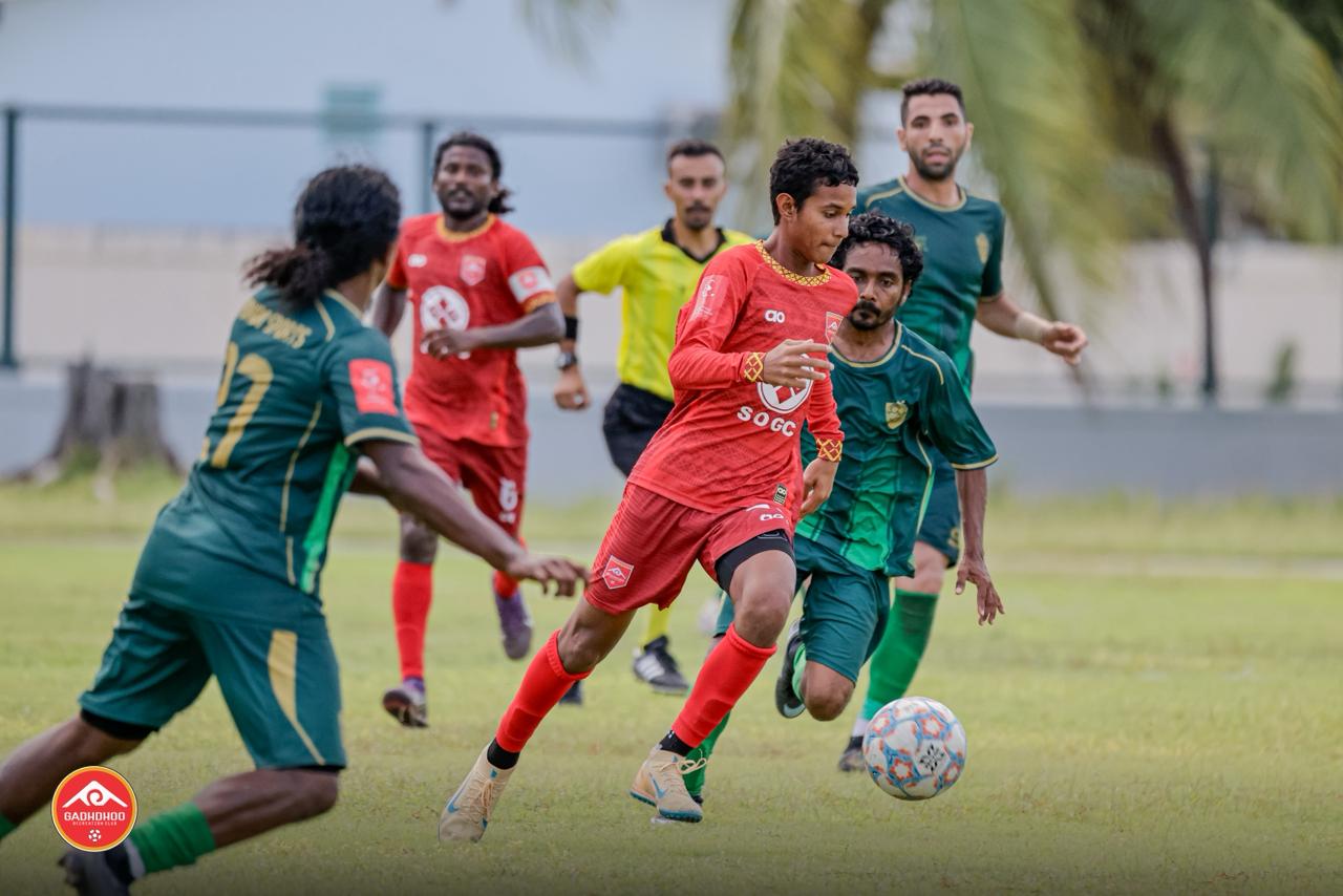 ގައްދޫގެ ކުޅުންތެރިއަކު ބޯޅަ ހިފައިގެން ދަނީ. ގައްދޫ އަންނަނީ ރީޖަން ލީގުގައި ވެސް މޮޅު ކުޅުމެއް ދައްކަމުން. ފޮޓޯ: ރީޖަން ލީގު