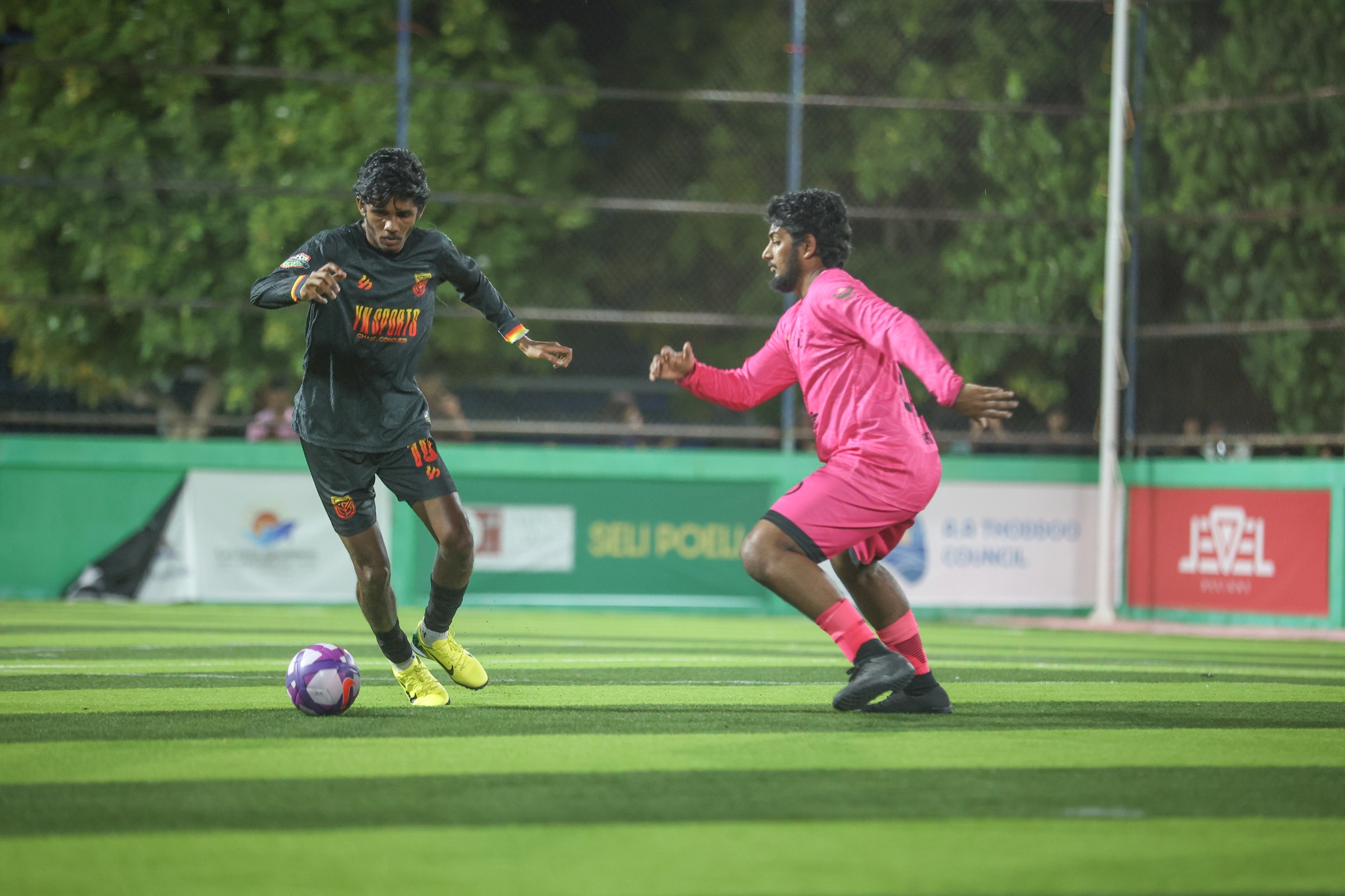 ޔަންގް ޕްލެޔާ މޮޅުވި މެޗުގައި ފުޓްސަލް ތަރި އަލްސަން ބޯޅަ ހިފައިގެން ދަނީ. ފޮޓޯ: ރިލެކްސް ކަމަނަ ސޯސަން ފުޓްސަލް ކަޕް