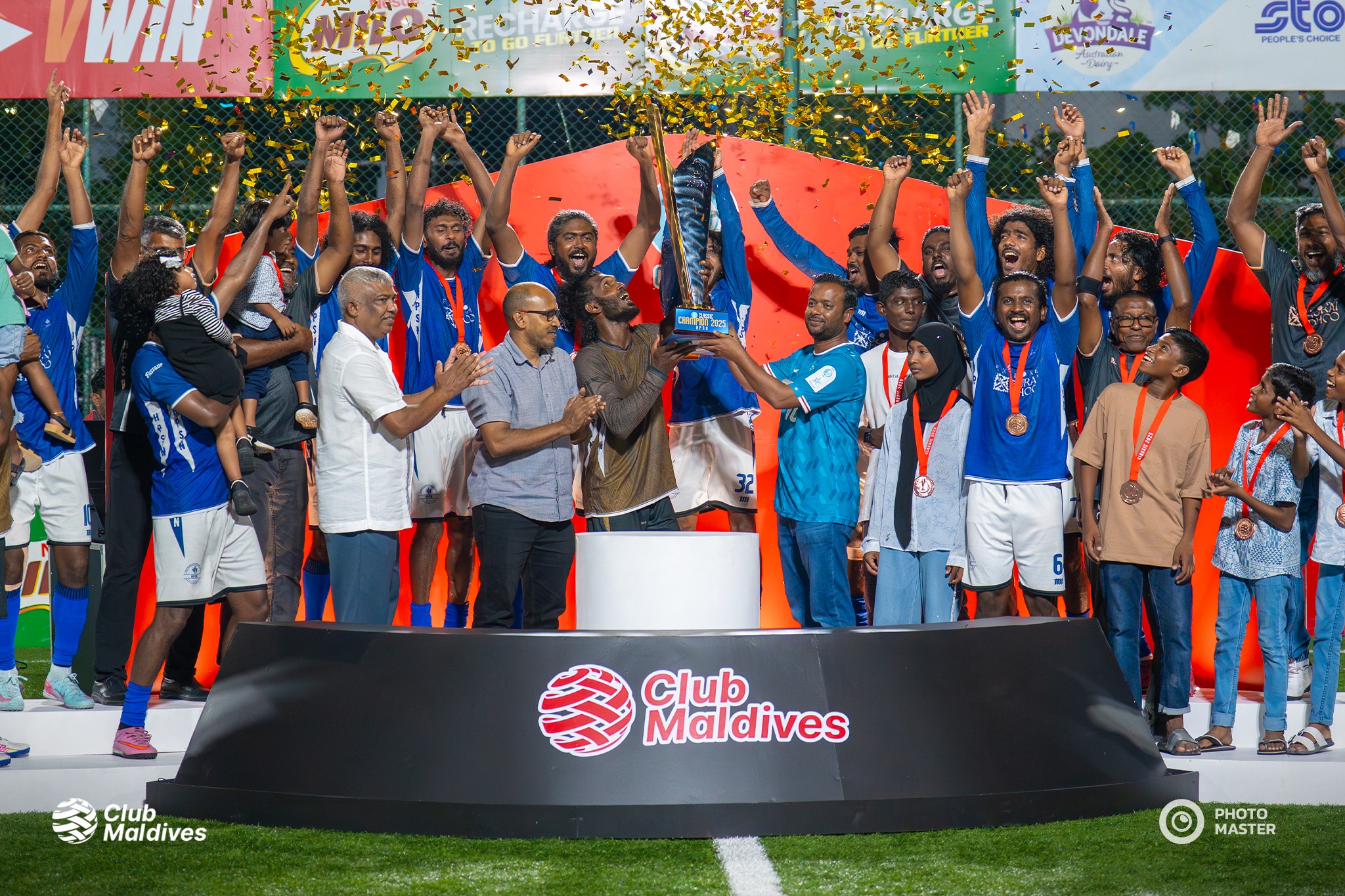 ކްލަބް މޯލްޑިވްސް ކްލަސިކްގެ ޗެމްޕިއަންކަން ހޯދި ގުރައިދޫ މަރުކަޒުގެ ޓީމުން ތަށި އުފުލާލަނީ. މިއަހަރުގެ ކްލަބް މޯލްޑިވްސް ސީޒަން މޭ މަހު ފަށާނެ. ފޮޓޯ: ކްލަބް މޯލްޑިވްސް