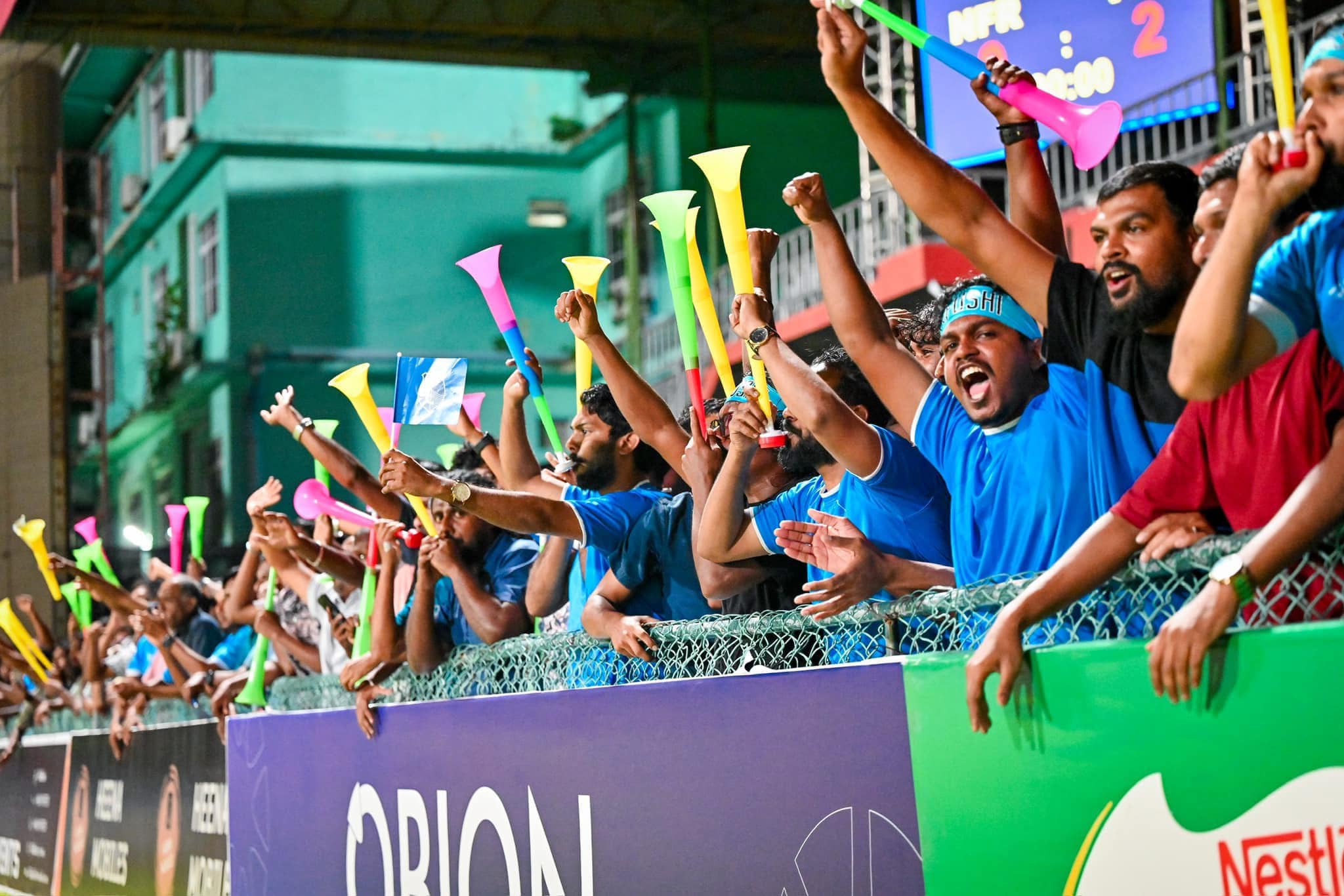 ގޯލްޑް ކަޕްގައި އަލިފުށި ސަޕޯޓަރުން ޓީމަށް ތަރުހީބު ދެނީ. އެ މުބާރާތުގައި އަލިފުށި ސަޕޯޓަރުންނަށް ގިނަ ބައެއްގެ ސަމާލުކަން ހުއްޓުނު.