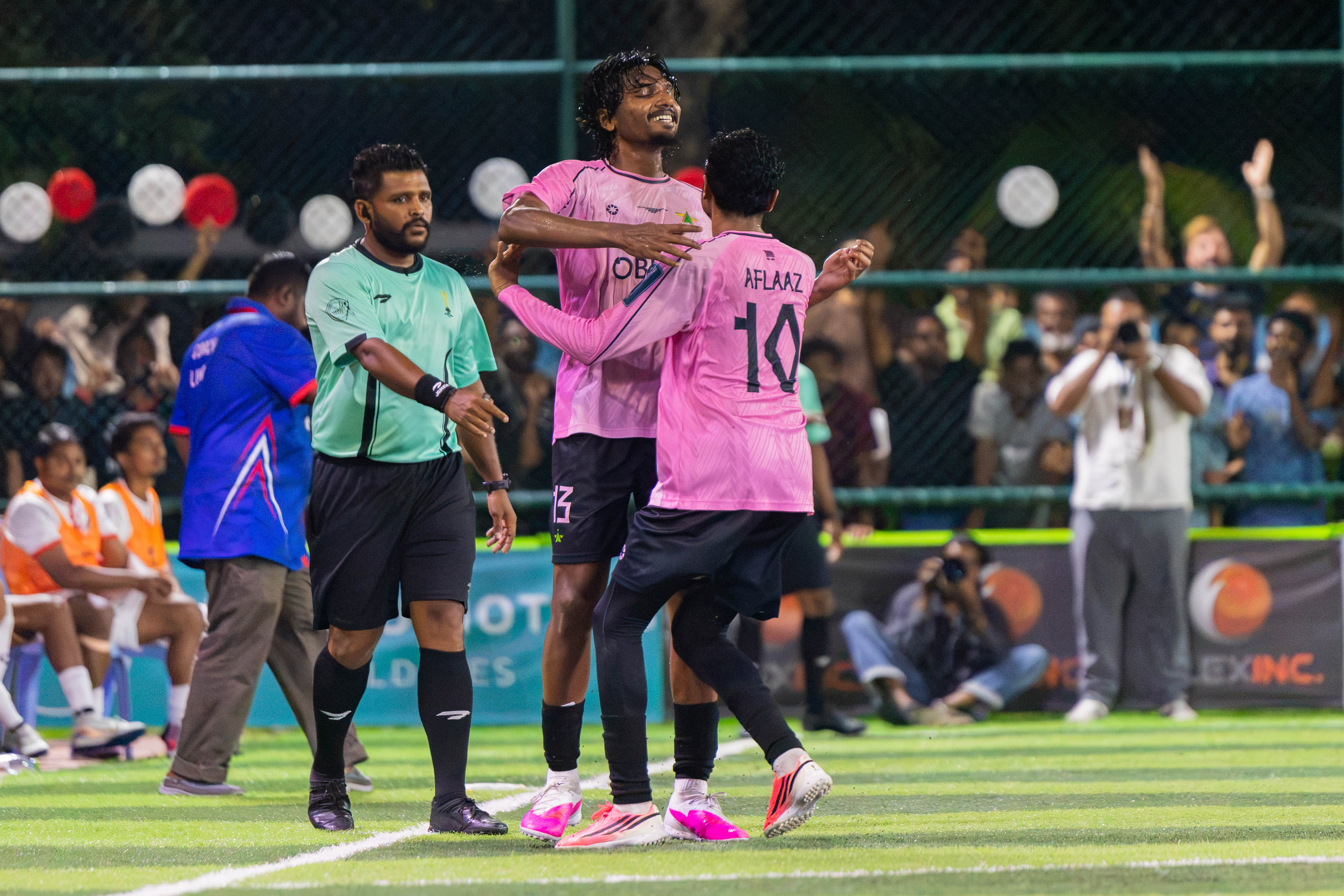 އެޕޮކަލިޕްސް ކުޅުންތެރިން އުފާފާޅުކުރަނީ. ފައިނަލުގައި ނުކުންނާނީ ކަންމައްޗާ ދެކޮޅަށް. ފޮޓޯ: މިޔަޓް