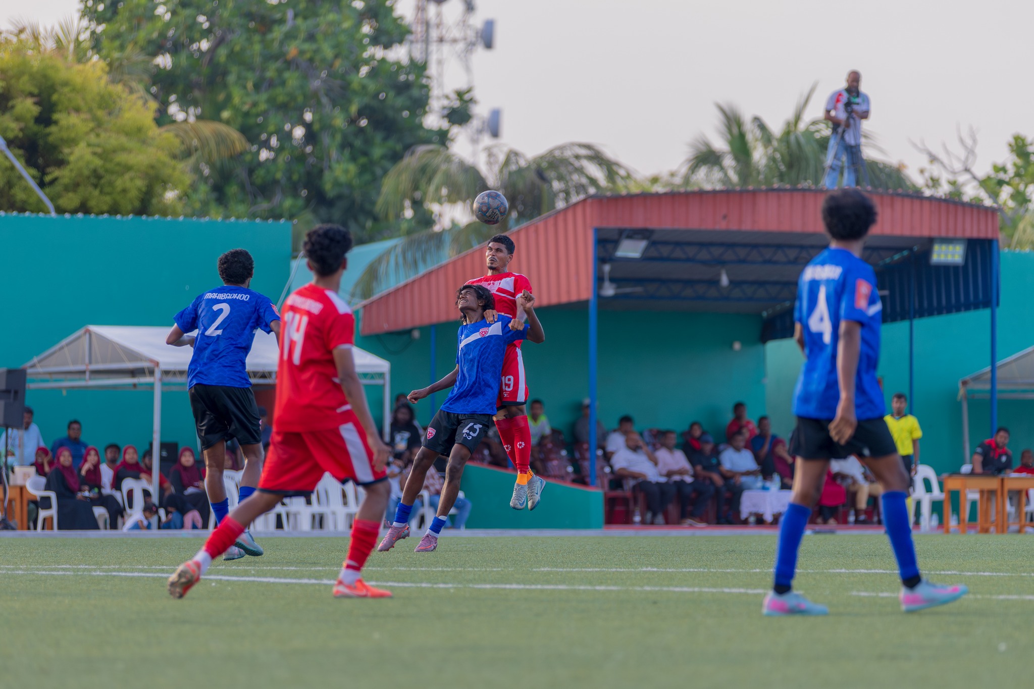ކުޑަހުވަދޫ އާއި މަހިބަދޫ ވާދަކޮށް އެއްވަރުވި މެޗުގެ ތެރެއިން. ސެންޓްރަލް ލީގުގައި ވާދަވެރިކަން ބޮޑު. ފޮޓޯ: ރީޖަން ލީގު