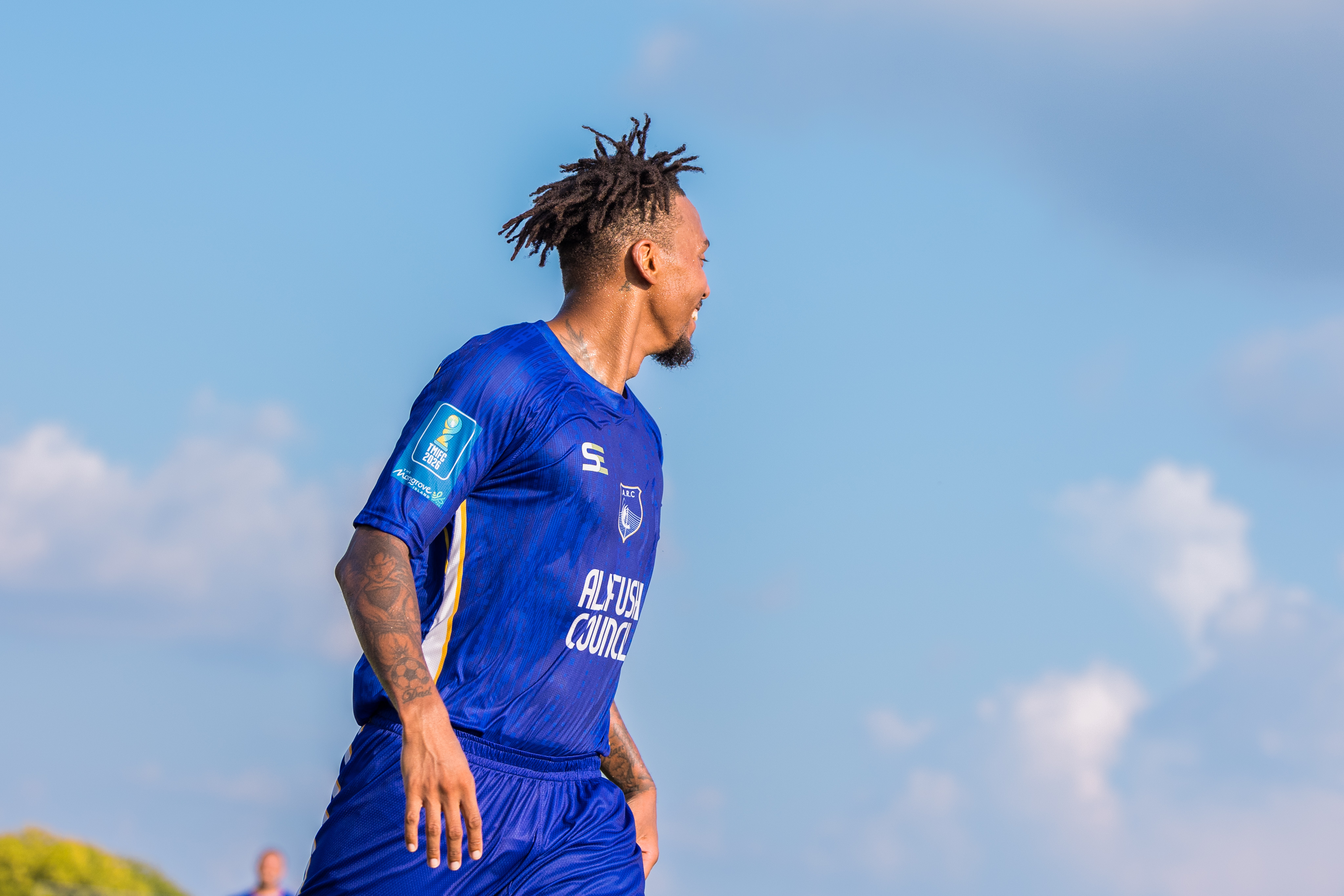 އަލިފުށި ޓީމުގެ ކުޅުންތެރިއަކު ގޯލު ޖެހުމަށް ފަހު އުފާފާޅުކުރަނީ. މުބާރާތުގެ ފުރަތަމަ މޮޅު ހޯދީ އެޓީމުން. ފޮޓޯ: މެންގްރޫވް ޗެމްޕިއަންޝިޕް