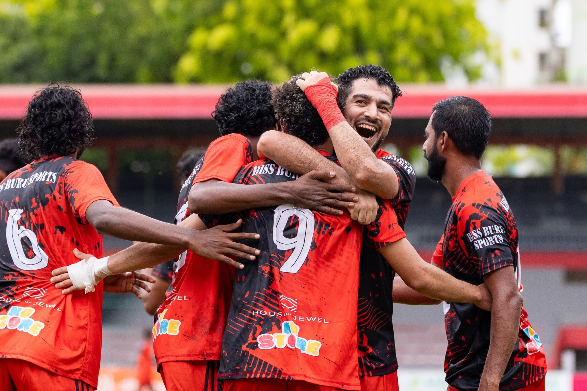 ބިސް ބުރުގެ ސީނިއާ ޓީމުން ގްރީން ސްޓްރީޓްސް ކޮޅަށް ގޯލު ޖެހުމަށް ފަހު އުފާފާޅުކުރަނީ. ފޮޓޯ: އެފްއޭއެމް