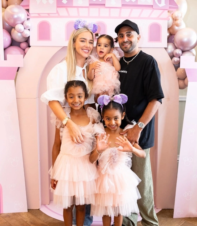 މާރޭޒްގެ އާއިލާ ސައުދީގައި. މަޝްހޫރު ފުޓްބޯޅަ ތަރިންގެ އާއިލާތަކުން ސައުދީގައި ކުރަނީ ތަފާތު ތަޖުރިބާއެއް