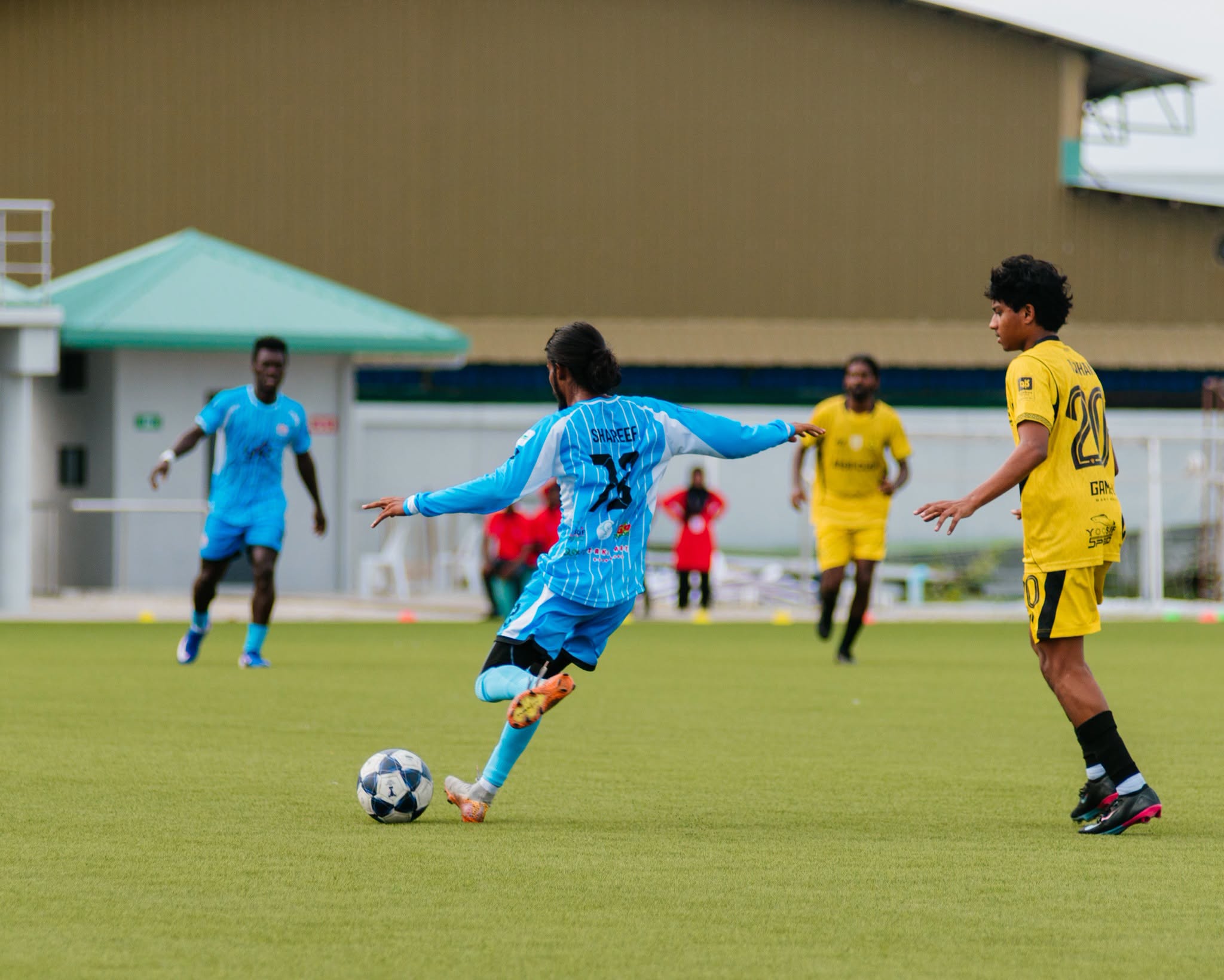 ވެލާ ސްޕޯޓްސް އާއި އިރުމަތި އެފްސީ ލީގު ބުރުގައި ކުޅުނު މެޗުގެ ތެރެއިން. ވެލާގެ ރެކޯޑް ހުއްޓުވަން އިރުމަތީ އެފްސީ އަށް މިއަދު އޮތީ ވަރުގަދަ ޗެލެންޖެއް. ފޮޓޯ: އޭދަފުށި ކައުންސިލް