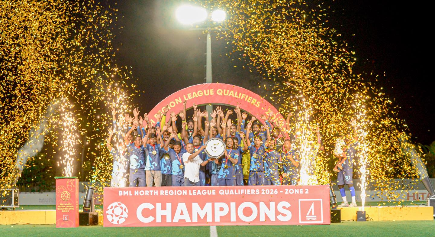 މަނަދޫ އިން ޒޯން ދޭއްގެ ޗެމްޕިއަން ޝީލްޑް އުފުލާލަނީ. މިއީ ފުޓްބޯޅައިގައި މަނަދޫން ހޯދި ބޮޑު ކާމިޔާބީއެއް. ފޮޓޯ: އޭދަފުށި ކައުންސިލް