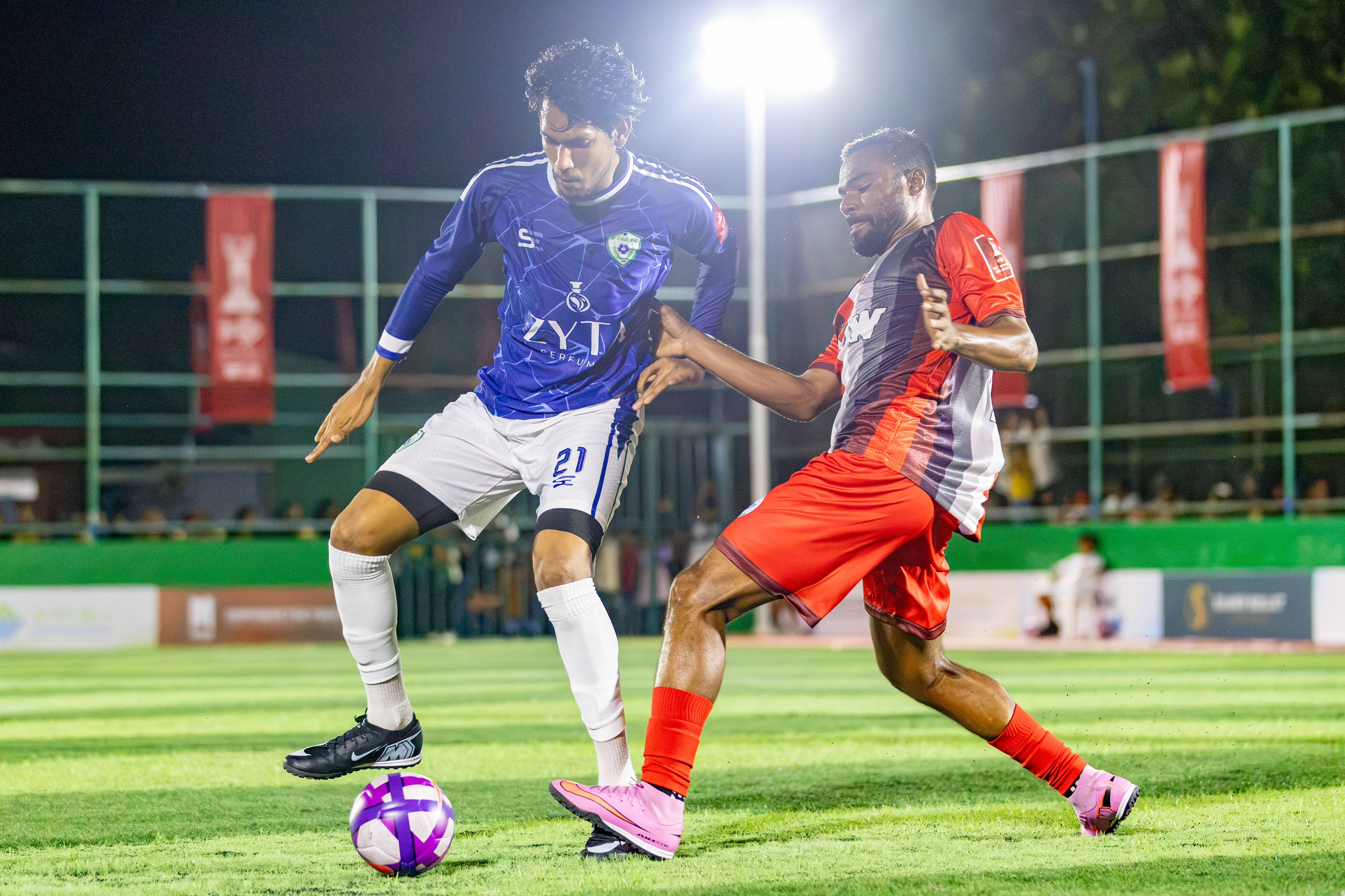 ޑީޓެންގެ ރާއްކޮ ރޭ ކުޅުނު މެޗުގައި ބޯޅަ ހިފައިގެން. ފޮޓޯ: މިލަދޫ ޔޫތު މޫވްމަންޓް