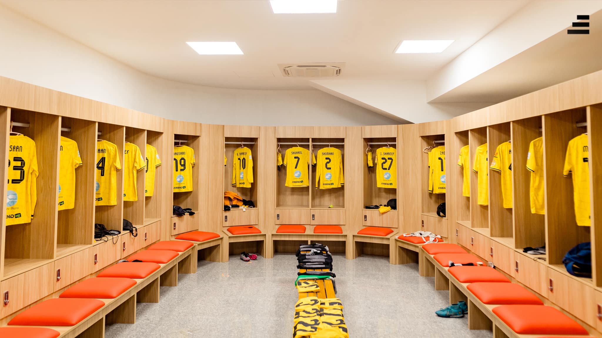 އޭދަފުށި ފުޓްބޯޅަ ސްޓޭޑިއަމްގެ ޗޭންޖިން ރޫމް. މިއީ ރާއްޖޭގައި އެންމެ ޒަމާނީ ފެންވަރަށް ހަދާފައިވާ ސްޓޭޑިއަމް. ފޮޓޯ: ސިޑިބަރި