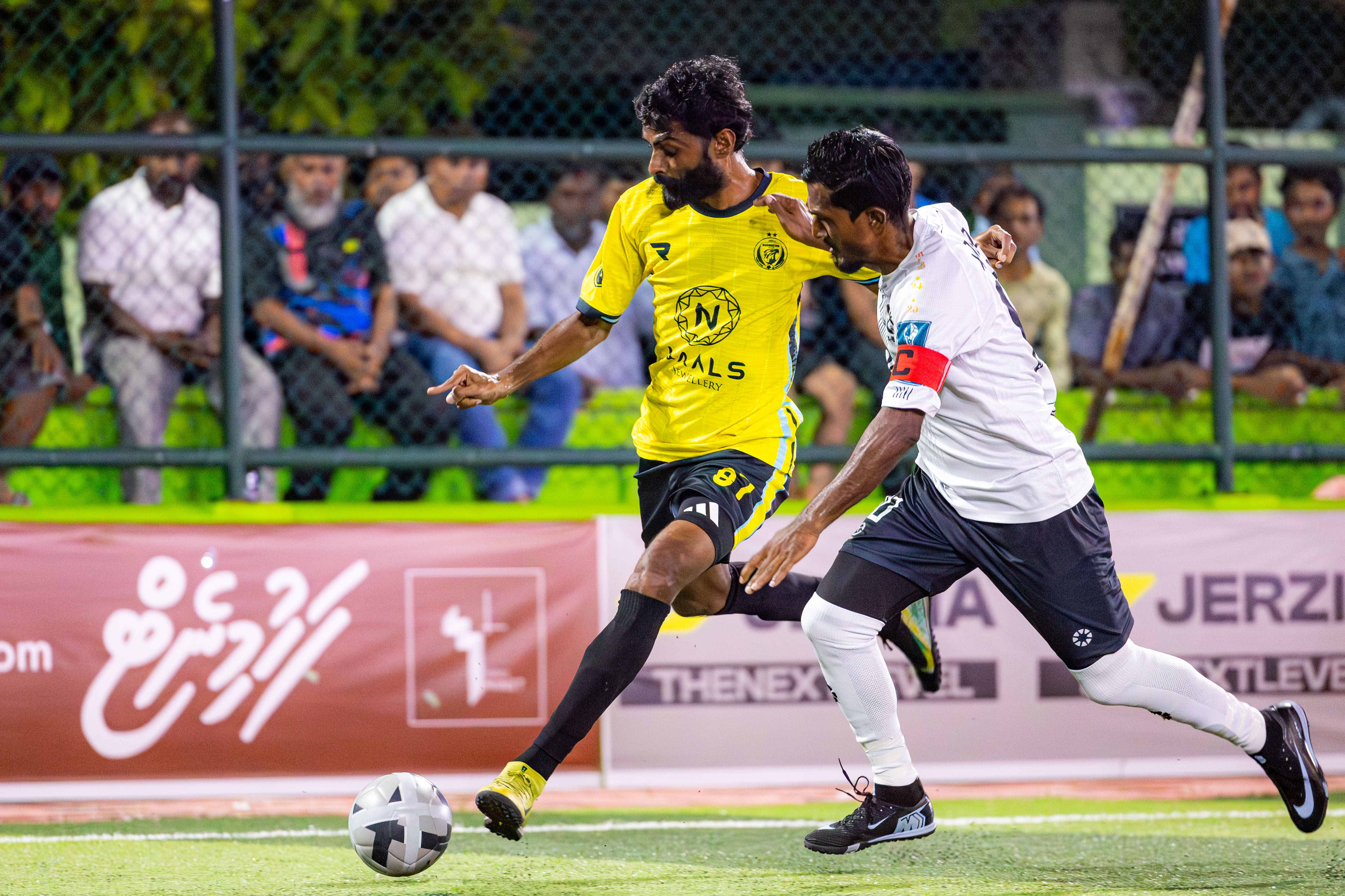ސެމީ މެޗުގައި ކަންމަތީގެ ޝާއްޕެ ބޯޅަ ފޮނުވާލަނީ. މި ޓީމުގައި ވެސް ތިބީ ހުސް ފުޓްސަލްގެ ތަރިން. ފޮޓޯ: މިޔަޓް