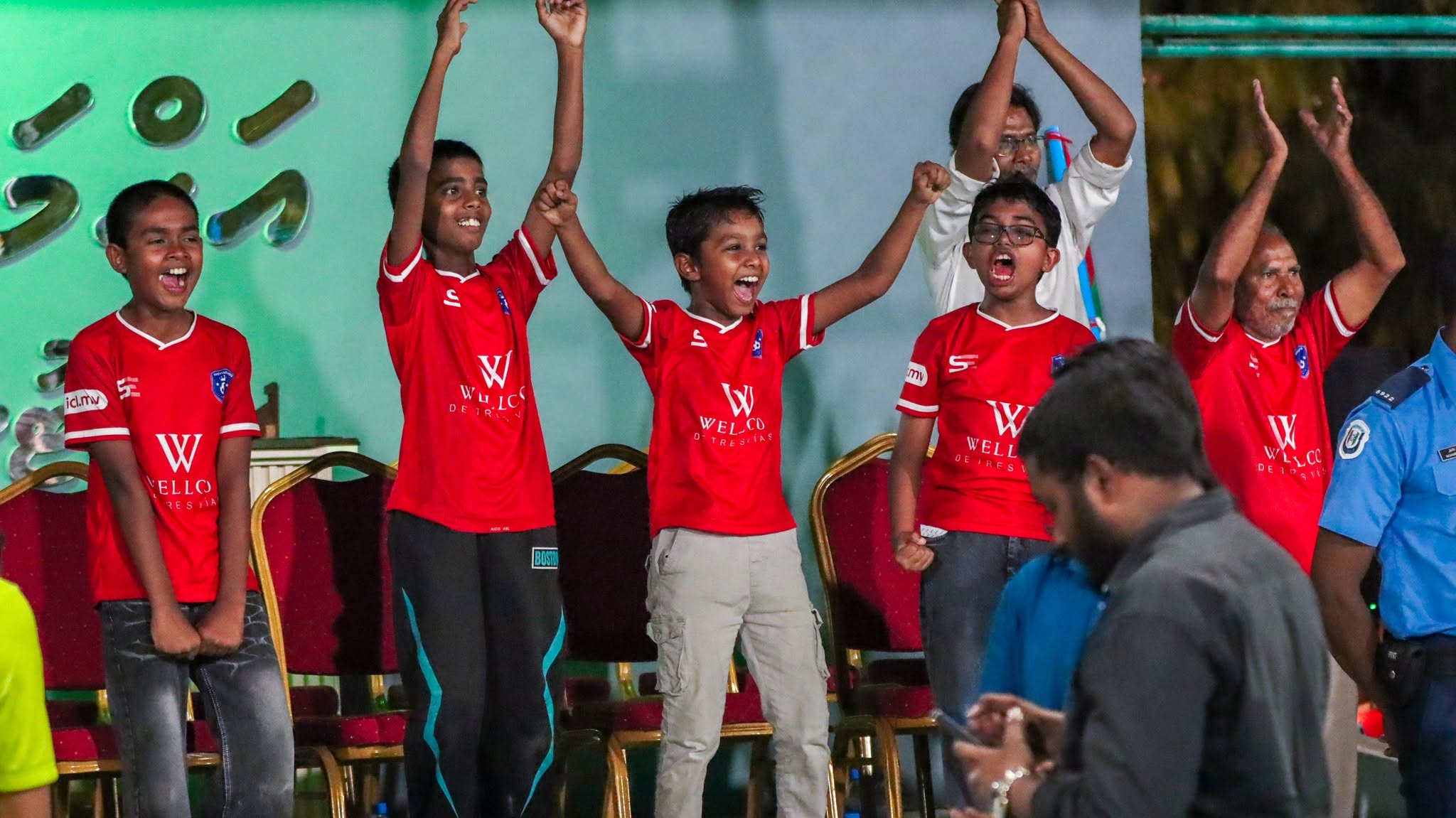 މެޗުގައި ދެއްވަދޫގެ ސަޕޯޓަރުން ޓީމަށް ތަރުހީބު ދެނީ. ދެއްވަދޫ އަކީ ފުޓްސަލްގައި ބޮޑު ކުރިއެރުމެއް ހޯދާފައިވާ ރަށެއް. ފޮޓޯ: ކްލަބް މޯލްޑިވްސް