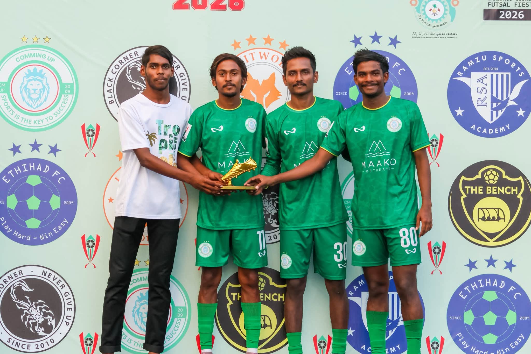 ގޯލު އެއްވަރުވެ މުބާރާތުގެ ރަން ބޫޓު ހޯދި ކުޅުންތެރިން. ފޮޓޯ: ނަރުދޫ ކައުންސިލް