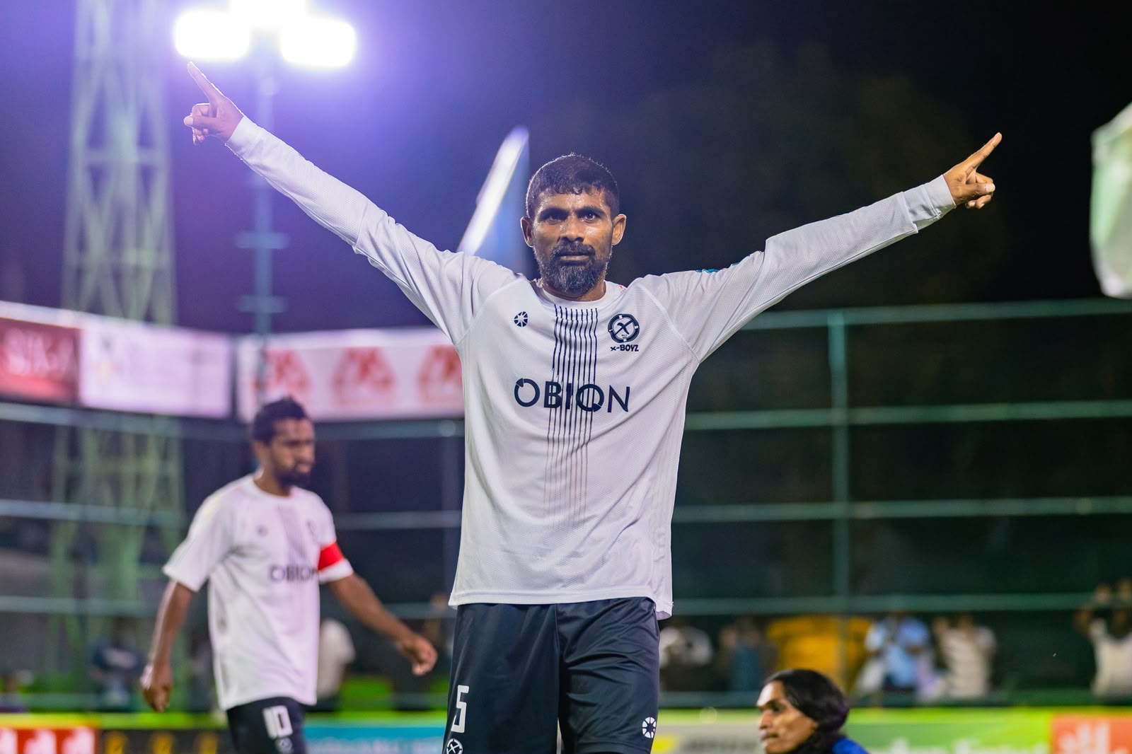 އެކްސް ބޯއީޒްގެ ސައްޓު ގޯލު ޖެހުމަށް ފަހު އުފާފާޅުކުރަނީ. ފޮޓޯ: މިިޔަޓް