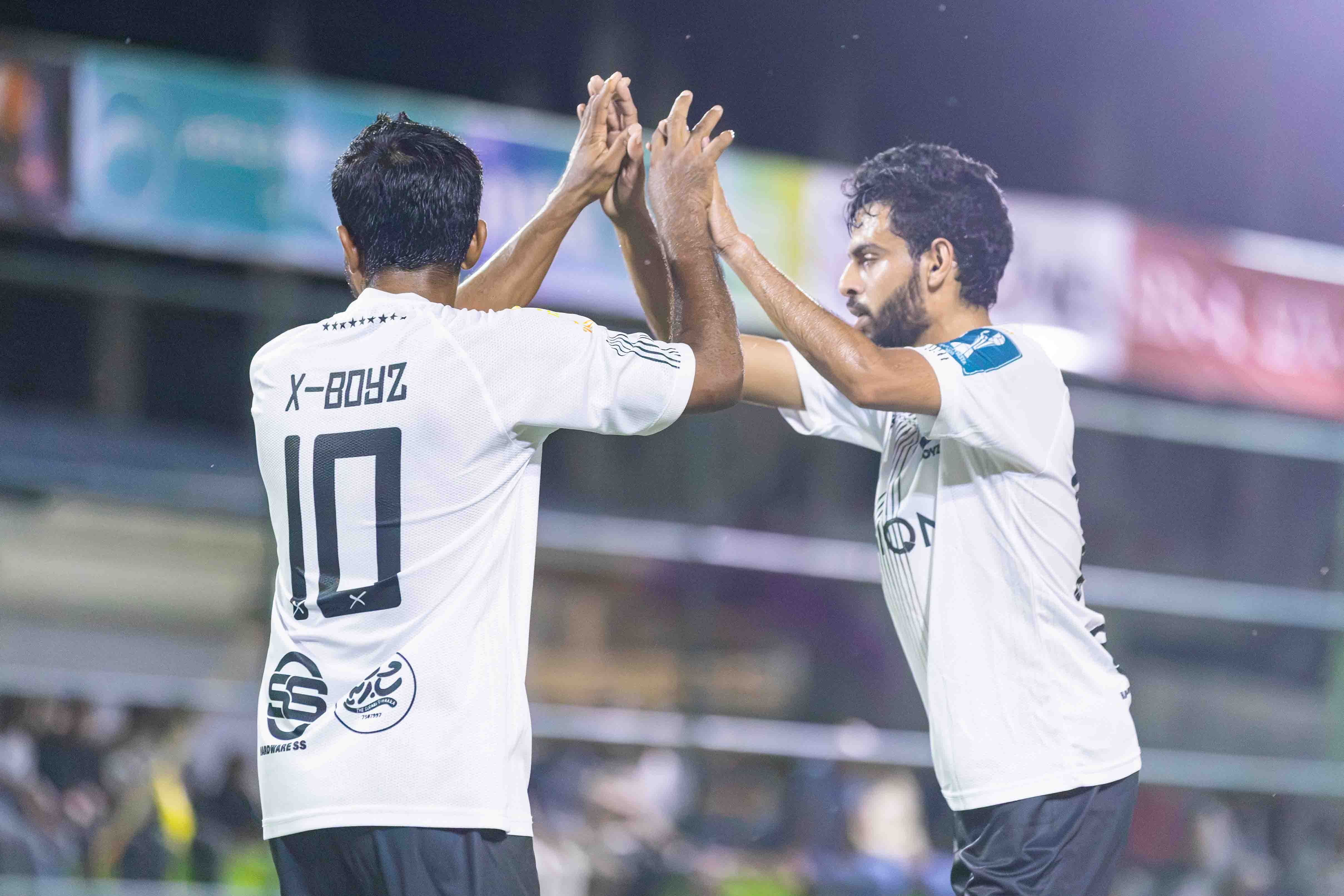 އެކްސް ބޯއީޒްގެ މައްޓު އާއި ވައްޖެ އުފާފާޅުކުރަނީ. އެކްސް ބޯއީޒް ވެސް ވަނީ ބޮޑު މޮޅެއް ހޯދާފަ. ފޮޓޯ: މިޔަޓް