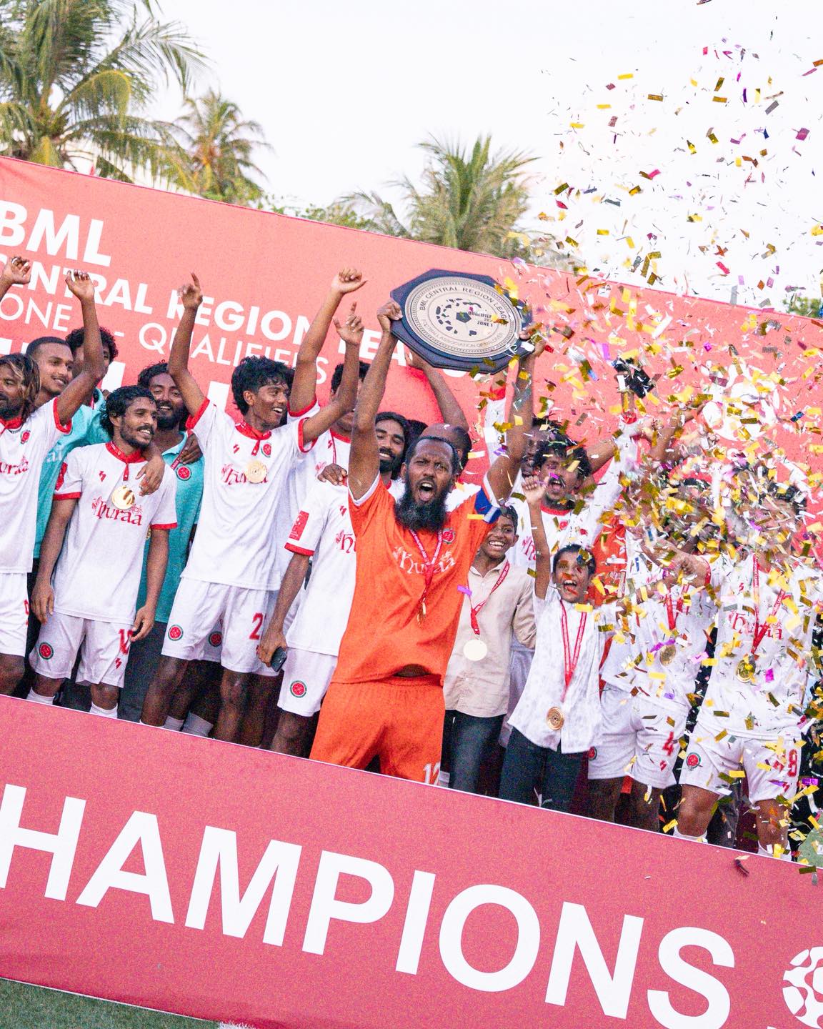 މަހިބަދޫ ބަލިކޮށް ޗެމްޕިއަންކަން ހޯދި ހުރާ. ހުރާ އަކީ ރާއްޖޭގެ ފުޓްބޯޅައިގެ ވަރުގަދަ އަދި އެންމެ މަޝްހޫރު އެއް ނަން. ފޮޓޯ: އިމޭޖަސް.އެމްވީ