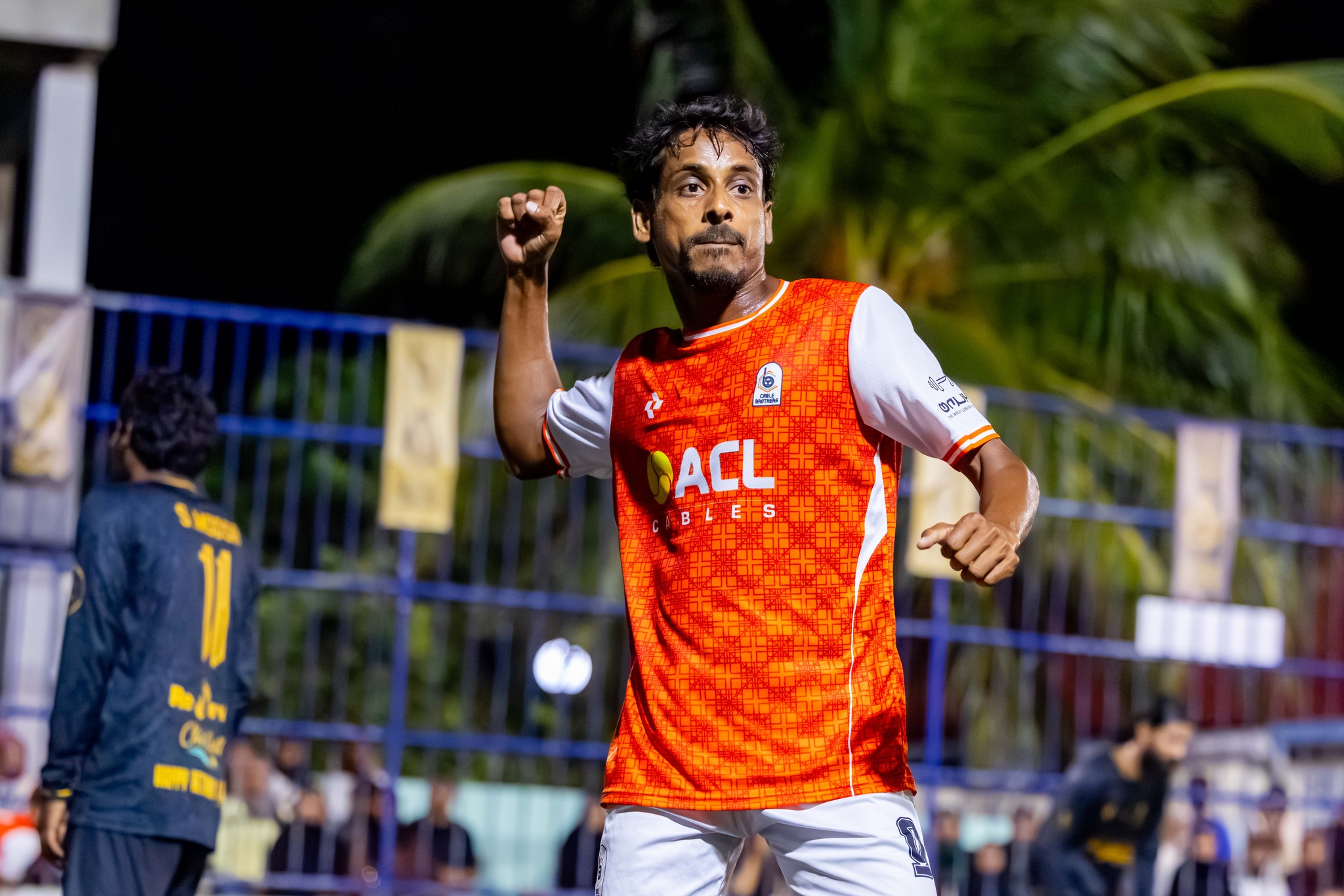 ކޭބަލް ބްރަދާސްގެ ފައުޒީ ގޯލު ޖެހުމަށް ފަހު އުފާފާޅުކުރަނީ. ފޮޓޯ: އޭދަފުށި ކައުންސިލް