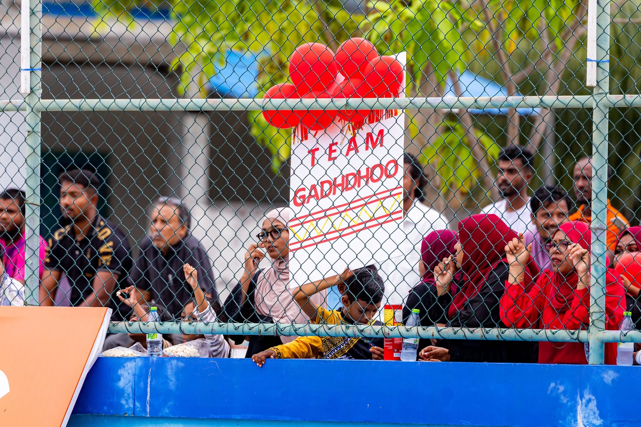 ގައްދޫ ސަޕޯޓަރުން ޓީމަށް ތަރުހީބު ދެނީ. ފޮޓޯ: އެފްއޭއެމް