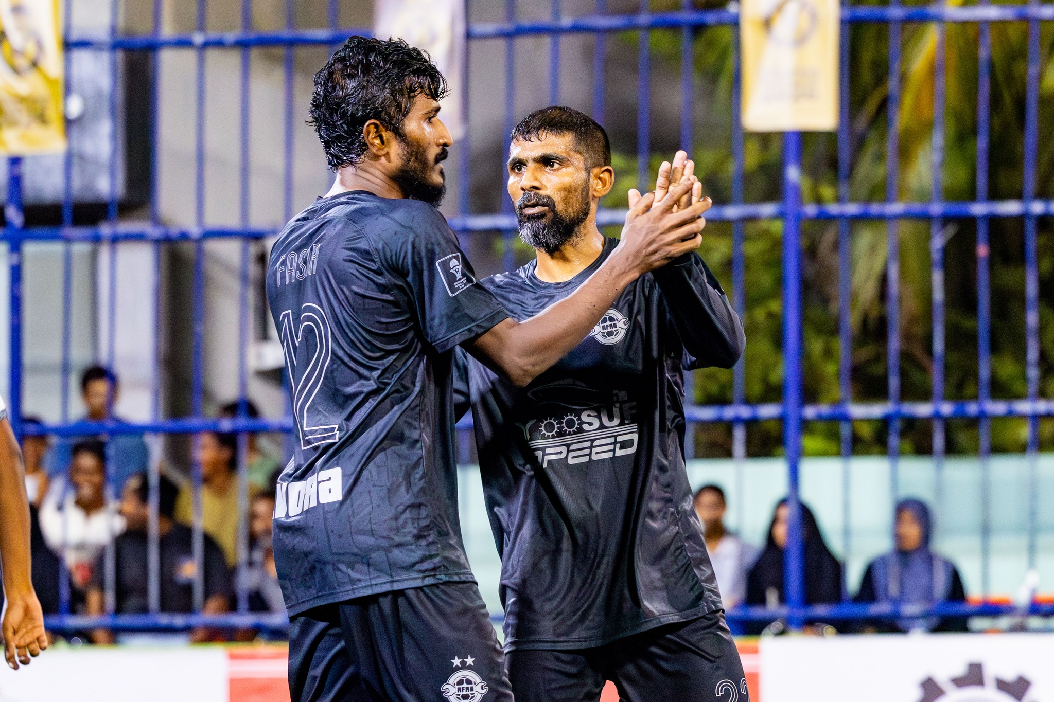 ފާއްޓެ ގޯލެއް ޖެހުމަށް ފަހު އިޝާން އިބްރާހީމް (ސައްޓު) އާ އެކު އުފާފާޅުކުރަނީ. ފޮޓޯ: އޭދަފުށި ކައުންސިލް